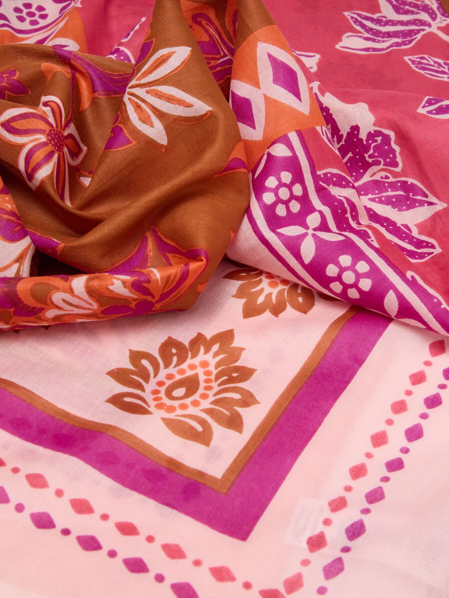 Rosa Tuch aus reiner Baumwolle mit Blumenprint_1