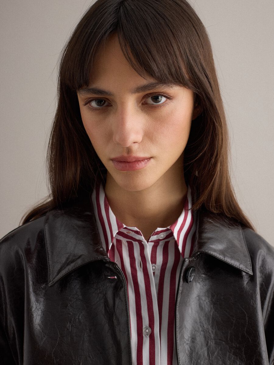 Shiny black regular fit jacket with collar and buttons_2