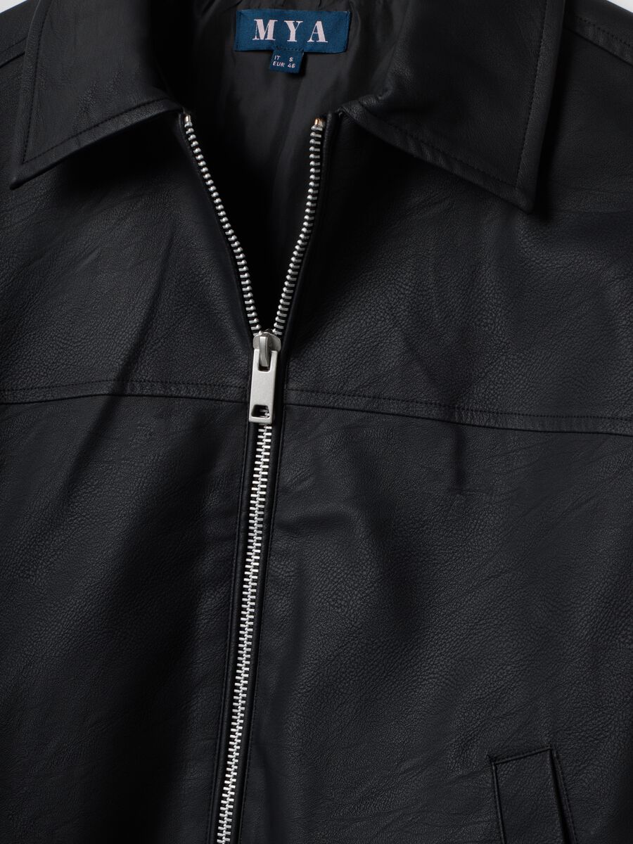 Schwarze Regular-Fit-Jacke mit Rei&szlig;verschluss und Kragen_1