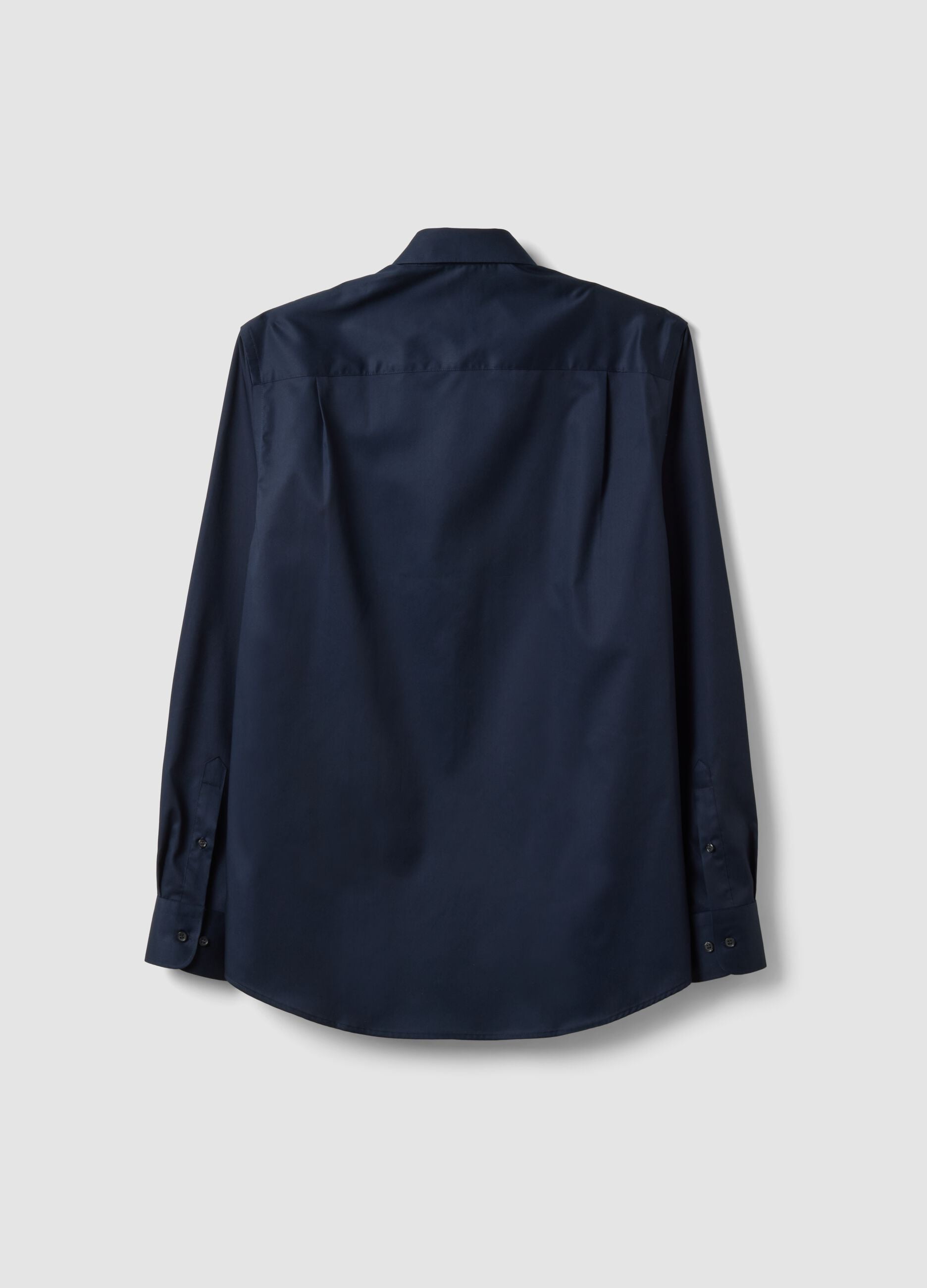 Camisa azul em algod&atilde;o puro com colarinho cl&aacute;ssico, corte regular, sem passar a ferro