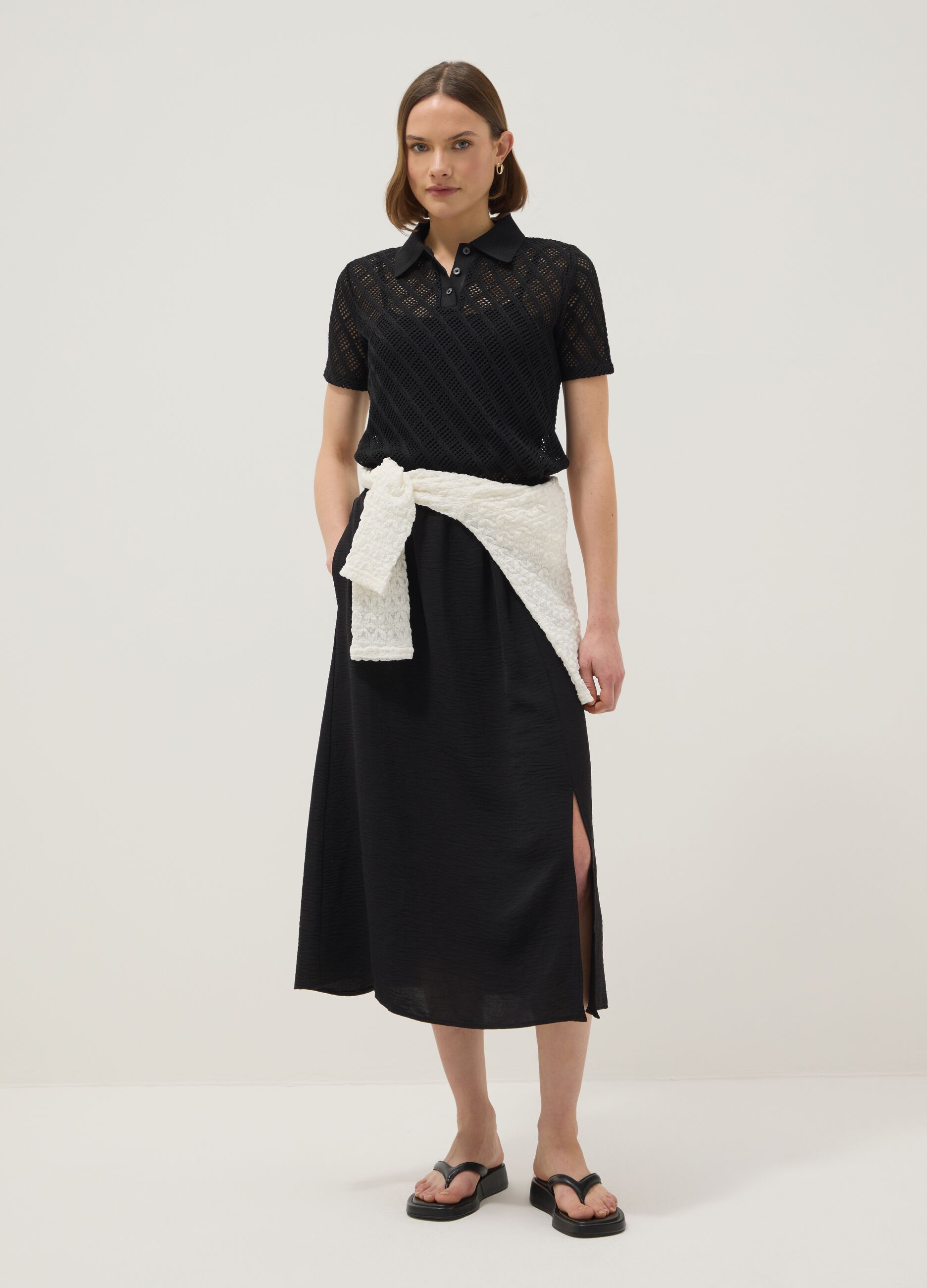 Black long skirt with regular fit, elasticated waist and slit