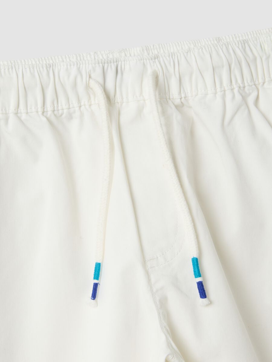 White stretch cotton shorts with elasticated waistband_3
