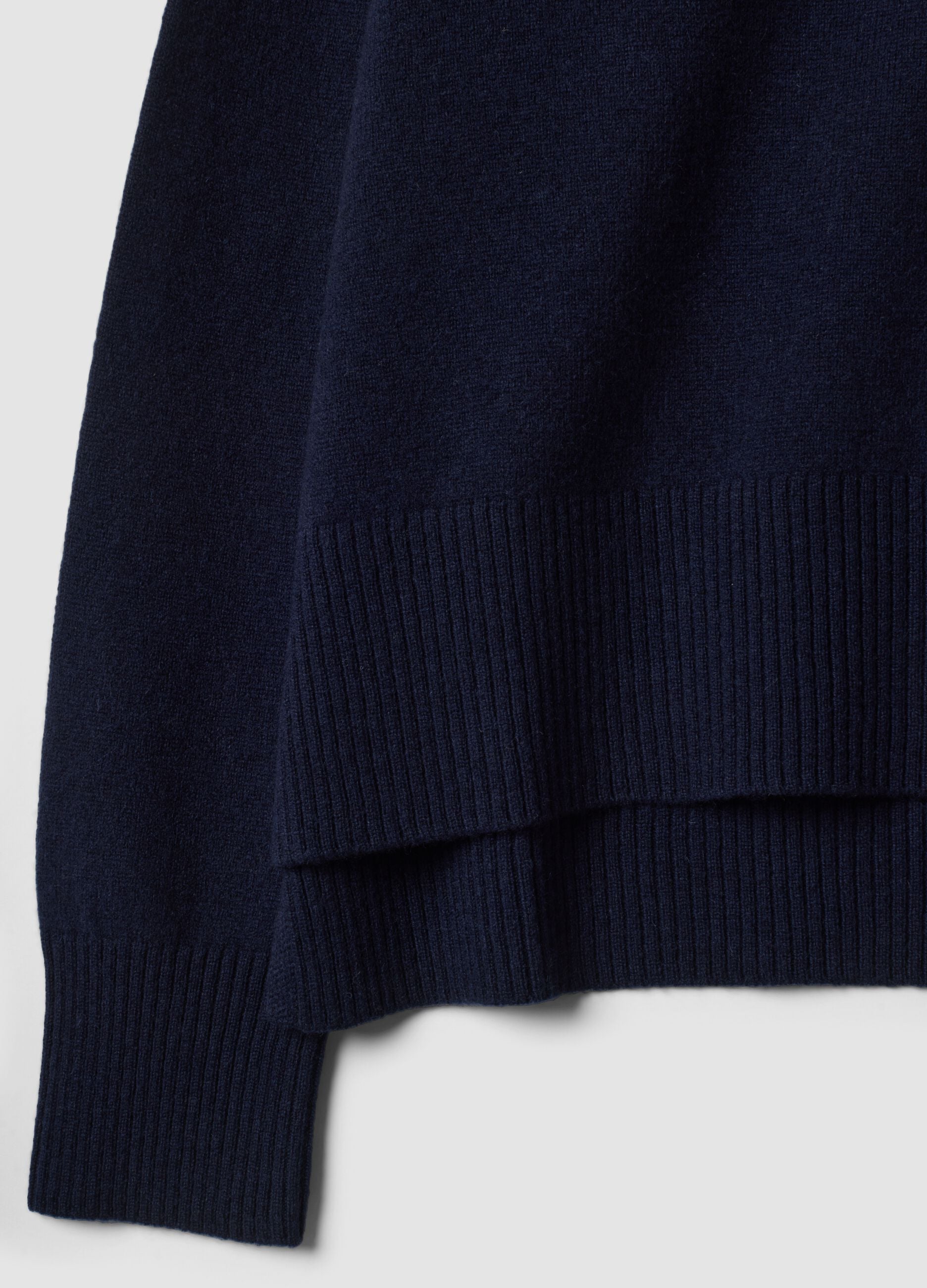 Blauer Pullover aus reiner Wolle mit Stehkragen, Oversized-Fit