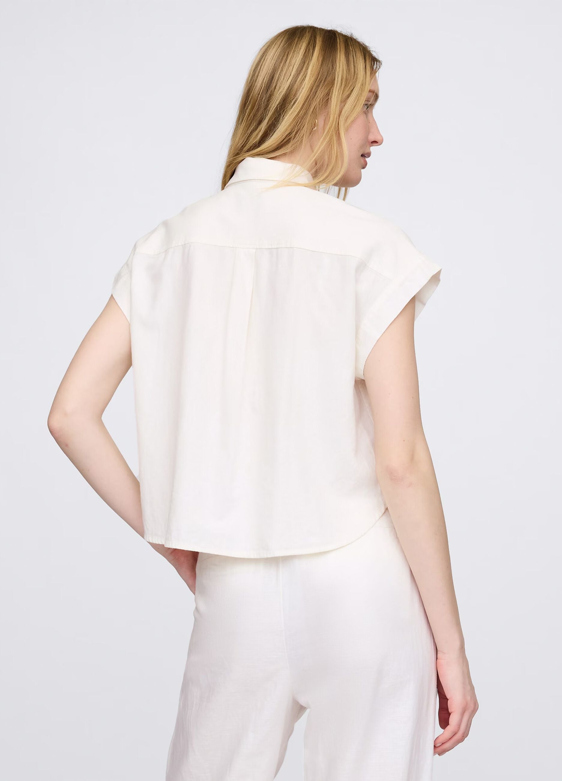 Sleeveless white linen and viscose shirt