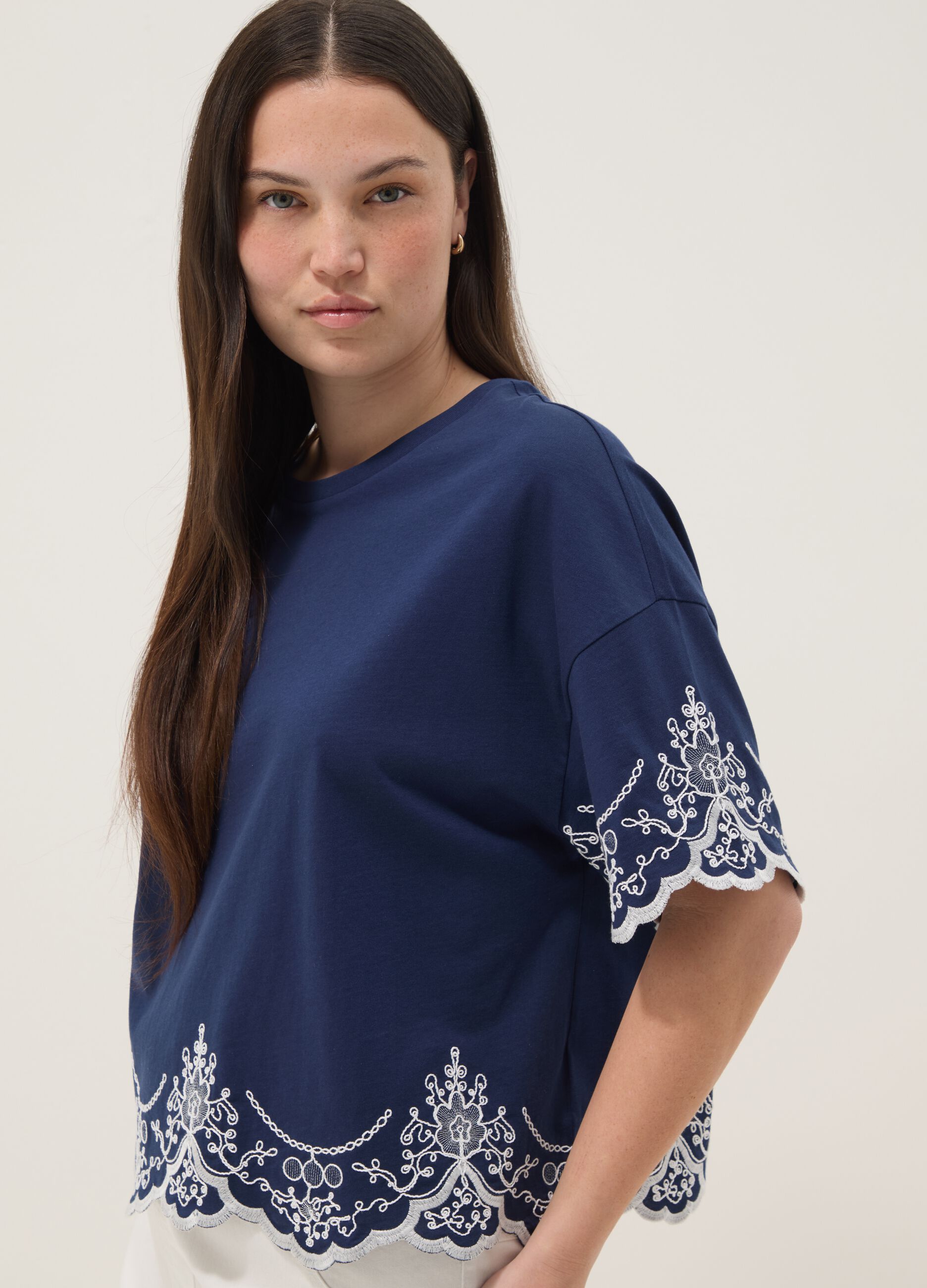&Mu;&pi;&lambda;&epsilon; T-shirt &alpha;&pi;ό 100% &beta;&alpha;&mu;&beta;ά&kappa;&iota; &mu;&epsilon; &kappa;έ&nu;&tau;&eta;&mu;&alpha;, regular &epsilon;&phi;&alpha;&rho;&mu;&omicron;&gamma;ή