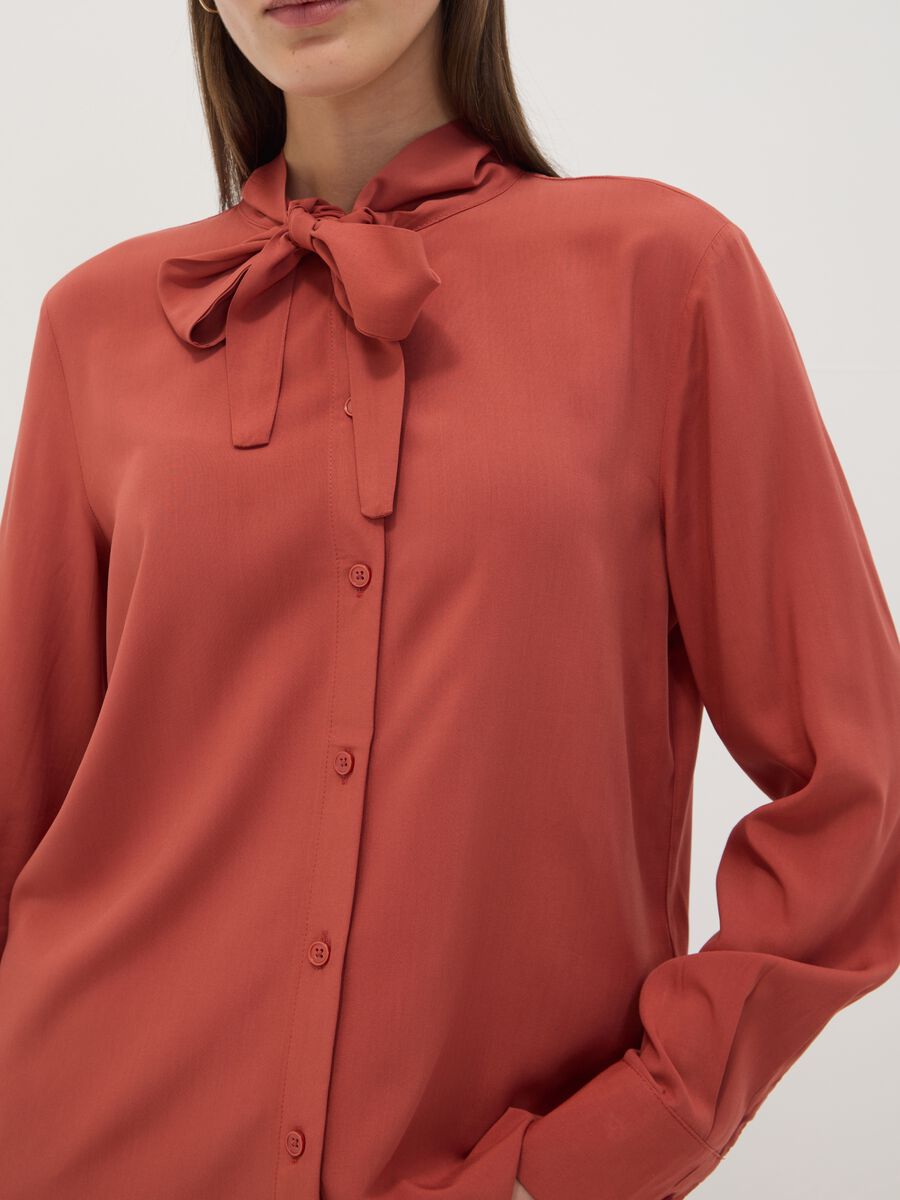 Red pure viscose shirt with neck bow, regular fit_2