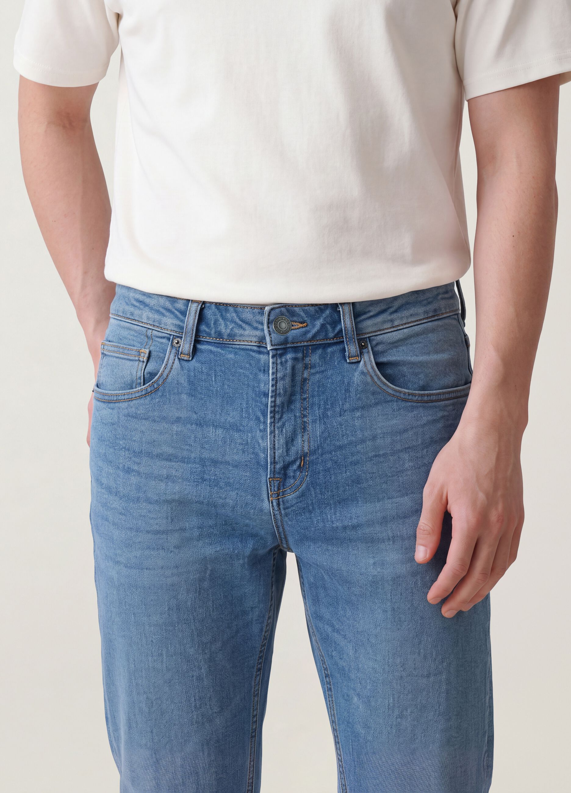 Hellblaue Comfort-Fit-Jeans aus Stretch-Baumwolle