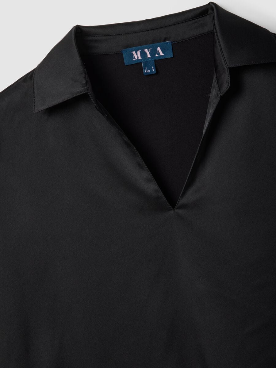 Schwarzes Kurzarm-T-Shirt mit Polokragen, Regular Fit_5