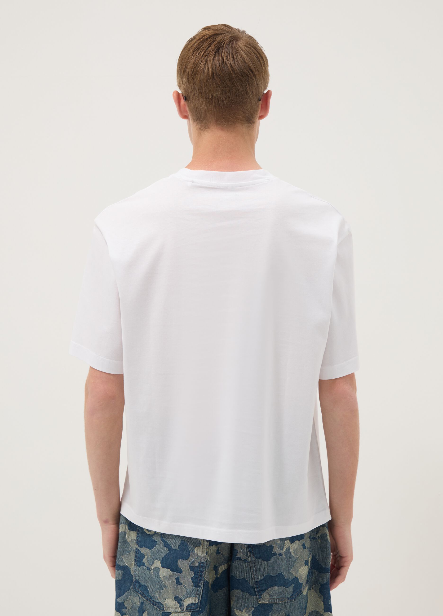 T-shirt branca em algod&atilde;o puro com bolso no peito, corte regular