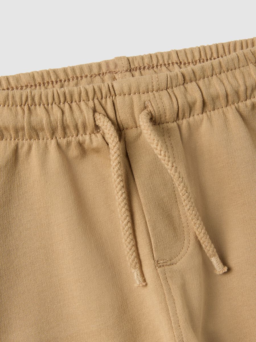 Beige Shorts aus reiner Baumwolle f&uuml;r Kinder mit regul&auml;rer Passform_2