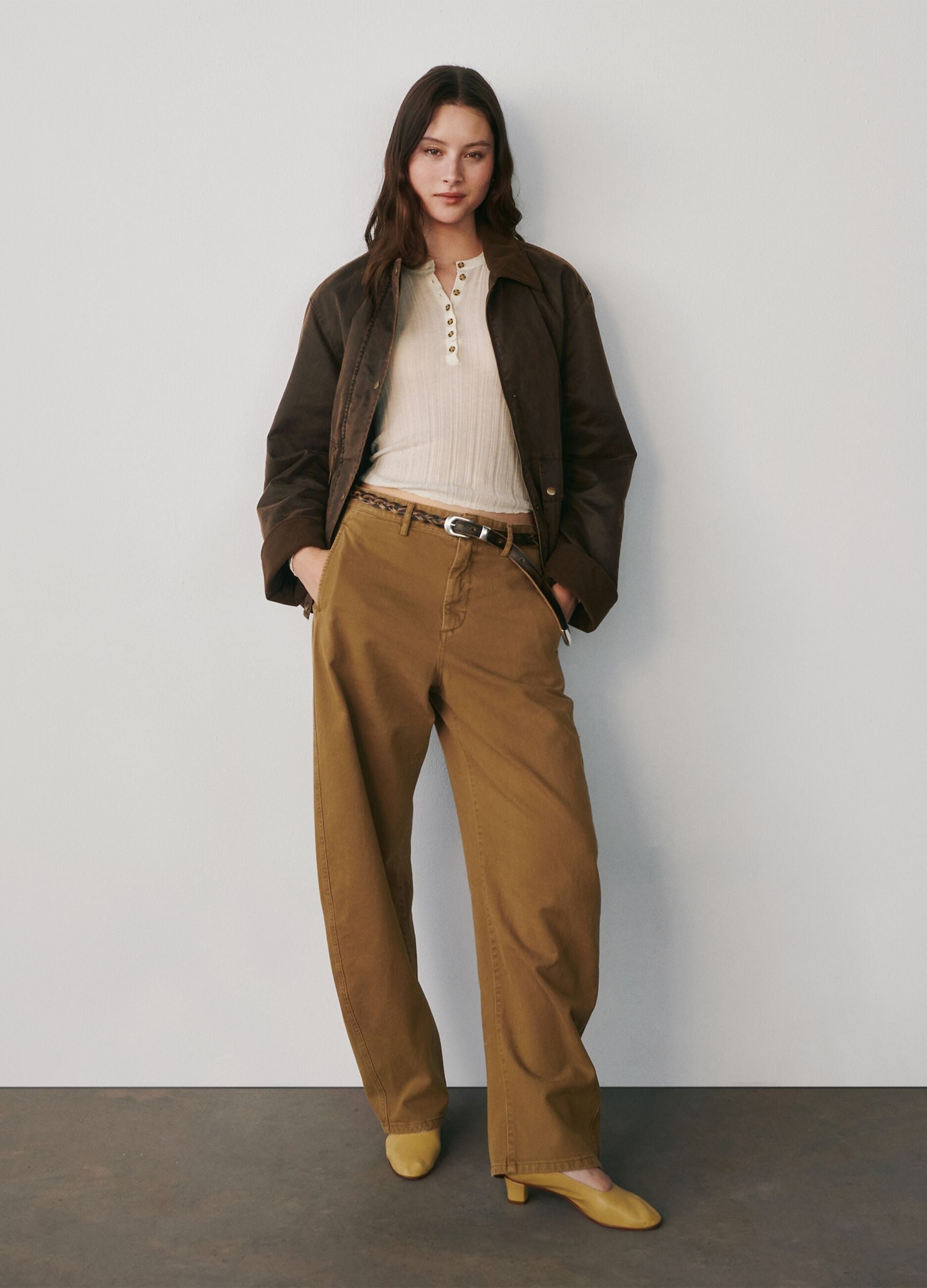 Wei&szlig;er Pullover mit transparenten langen &Auml;rmeln