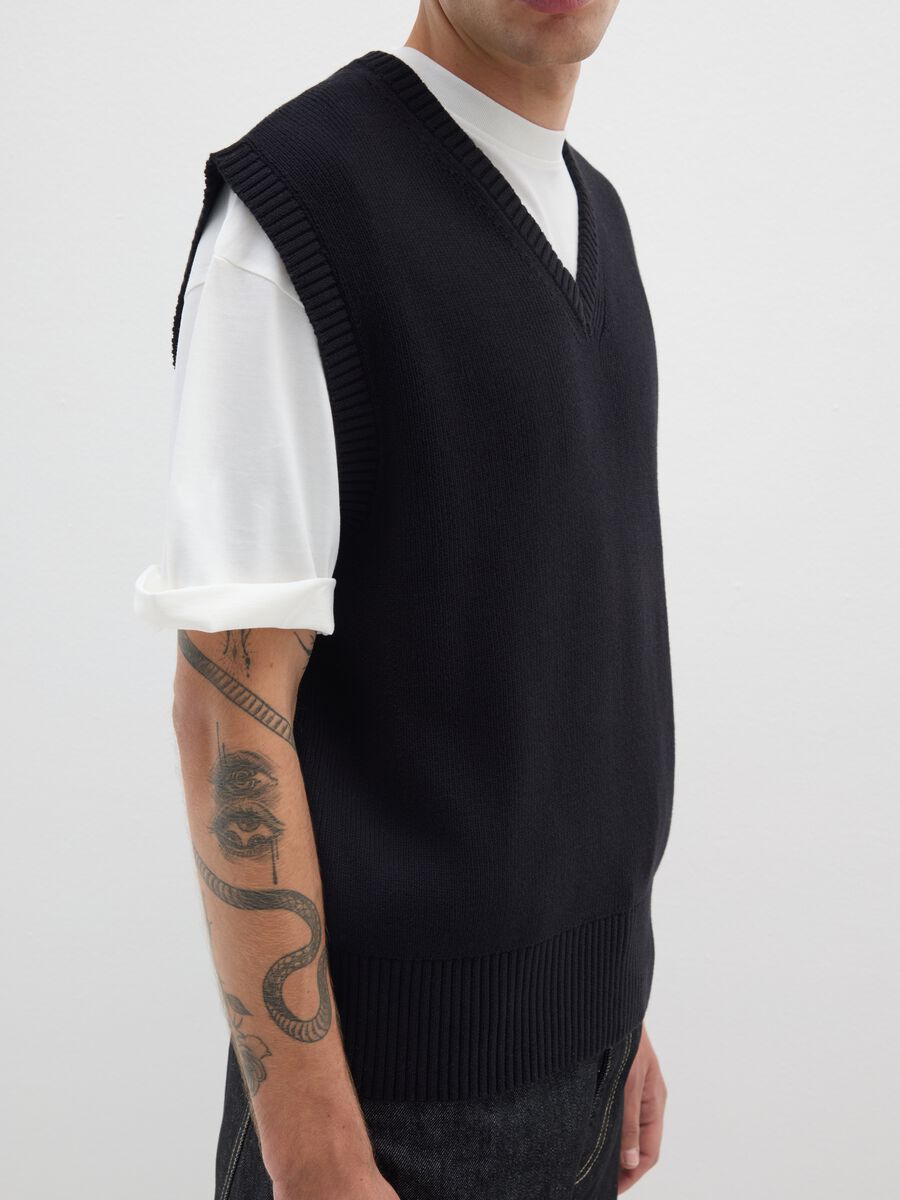 Pure Cotton Black Regular Fit Waistcoat_4
