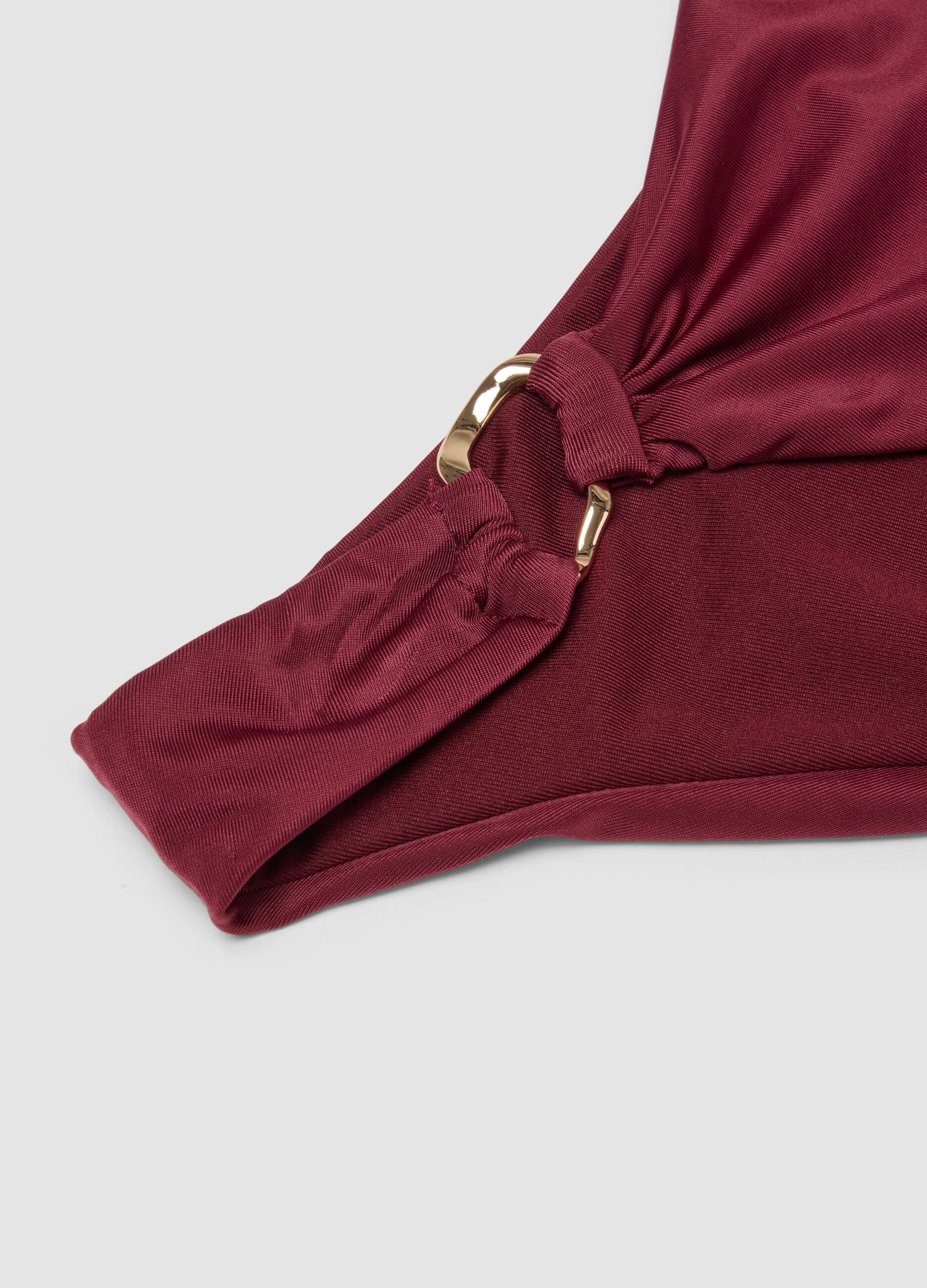 Rote Bikinihose aus Stretchmaterial mit goldfarbenem Ring