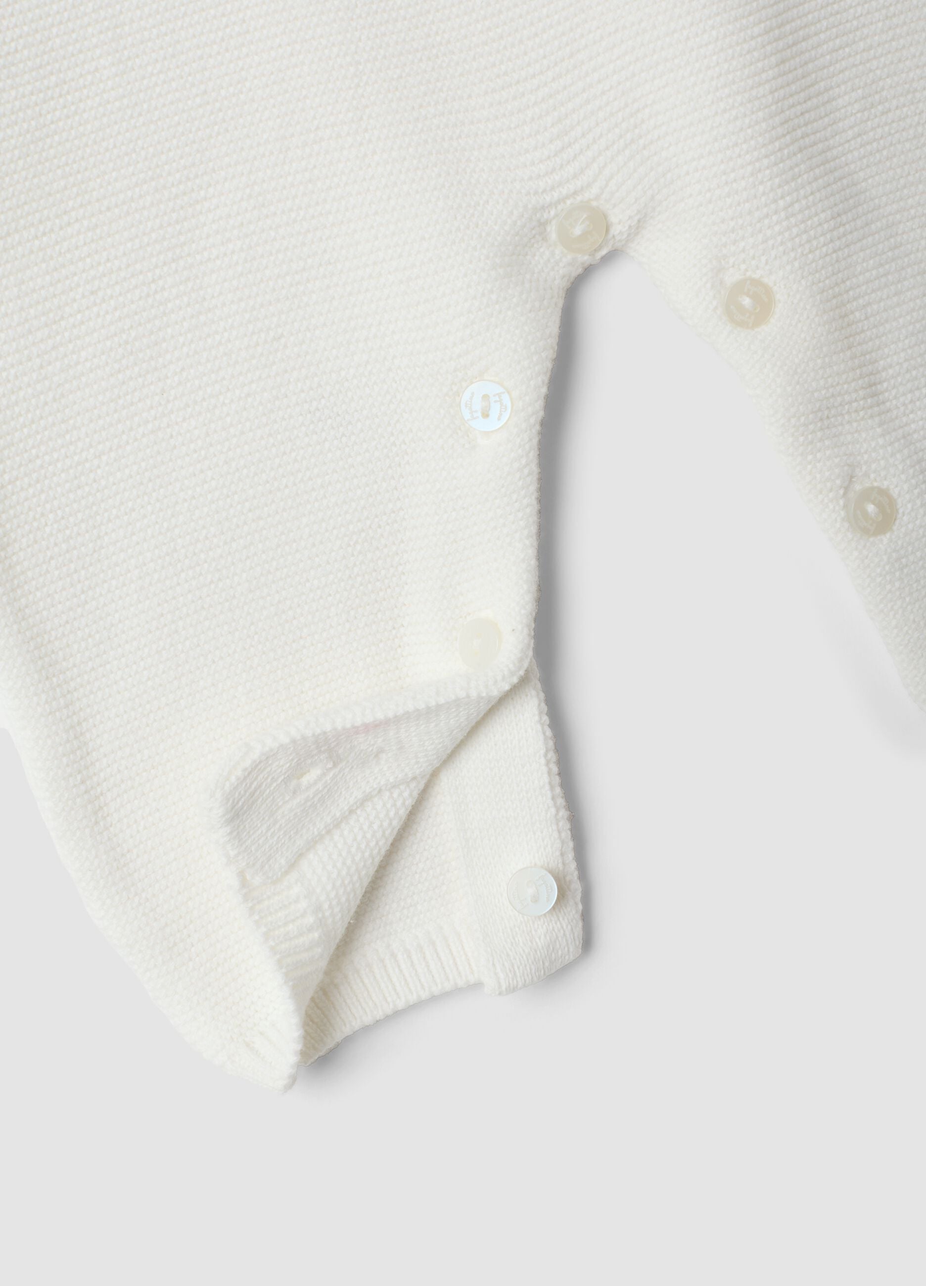 Babygrow branco em algod&atilde;o org&acirc;nico com detalhe de tran&ccedil;a