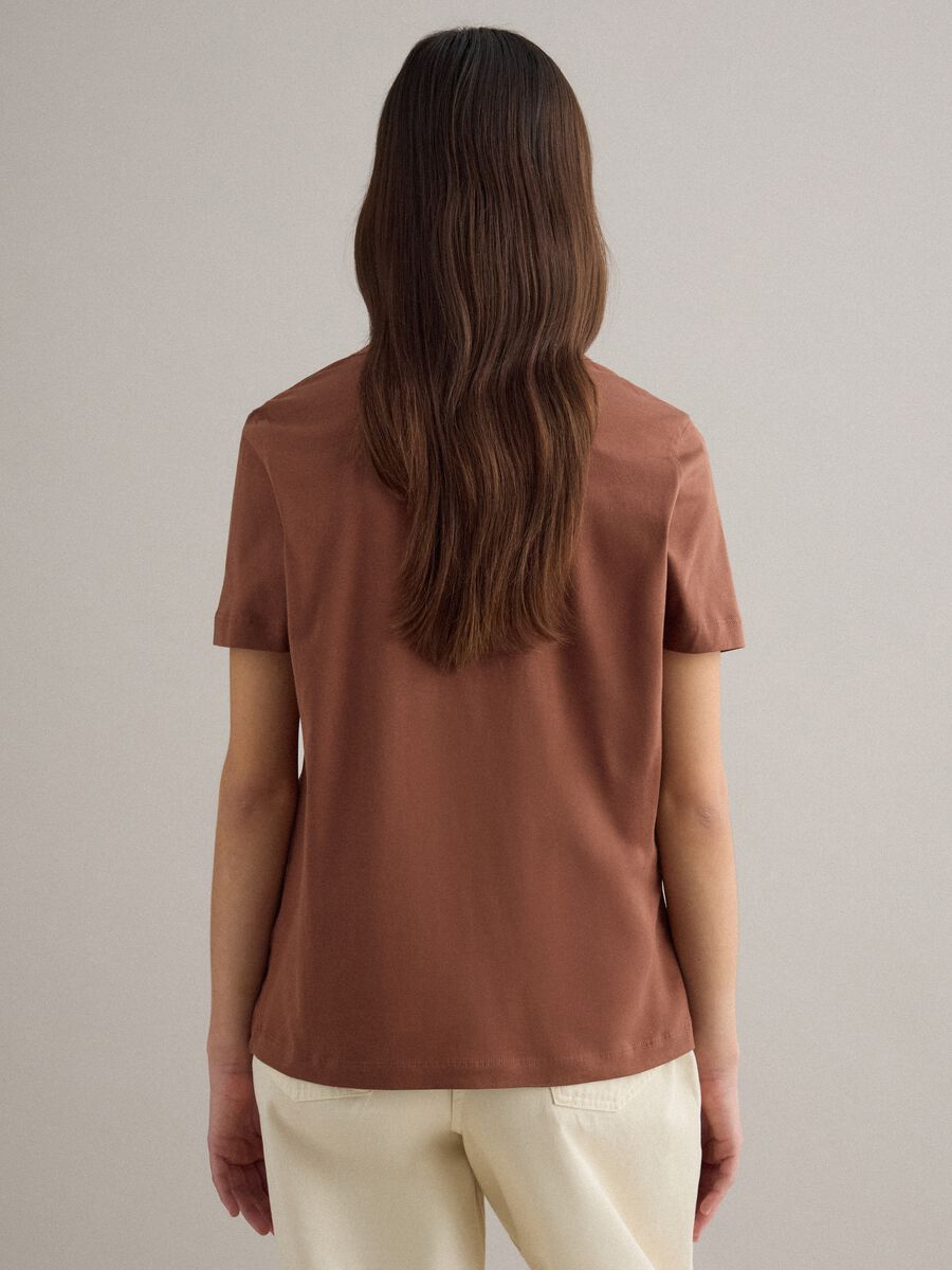 &Mu;&pi;&lambda;&omicron;ύ&zeta;&alpha; &mu;&epsilon; &kappa;&omicron;&nu;&tau;ά &mu;&alpha;&nu;ί&kappa;&iota;&alpha; &alpha;&pi;ό &kappa;&alpha;&theta;&alpha;&rho;ό &beta;&alpha;&mu;&beta;ά&kappa;&iota; &sigma;&epsilon; &kappa;&alpha;&phi;έ, regular fit, &beta;&alpha;&theta;ύ&sigmaf; V-&lambda;&alpha;&iota;&mu;ό&sigmaf;_3