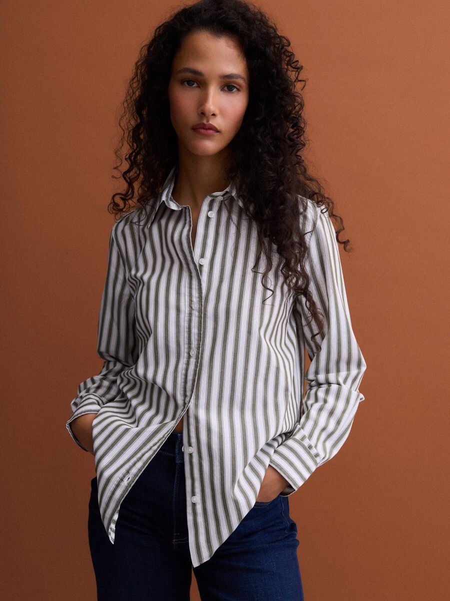 White poplin shirt with green stripes, regular fit_1