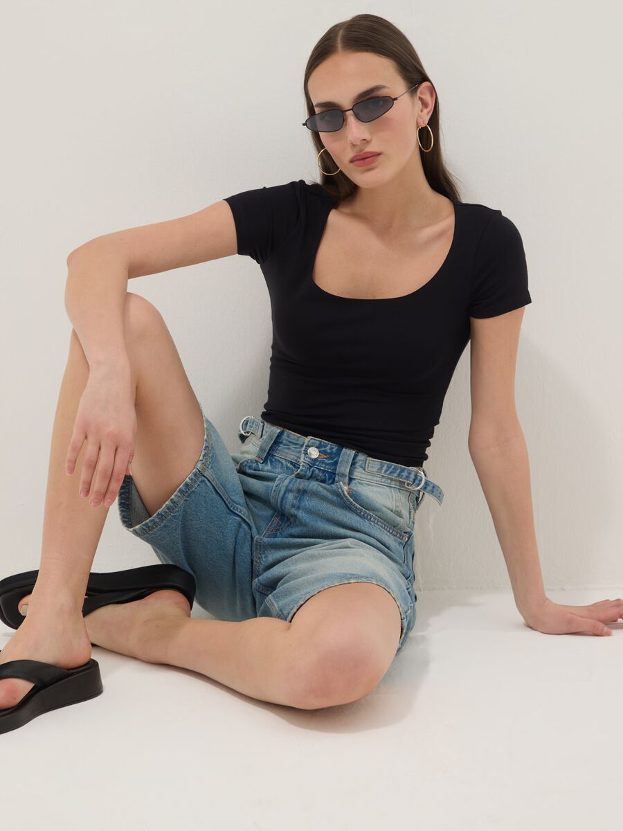 Camiseta negra de algod&oacute;n el&aacute;stico con escote cuadrado_0