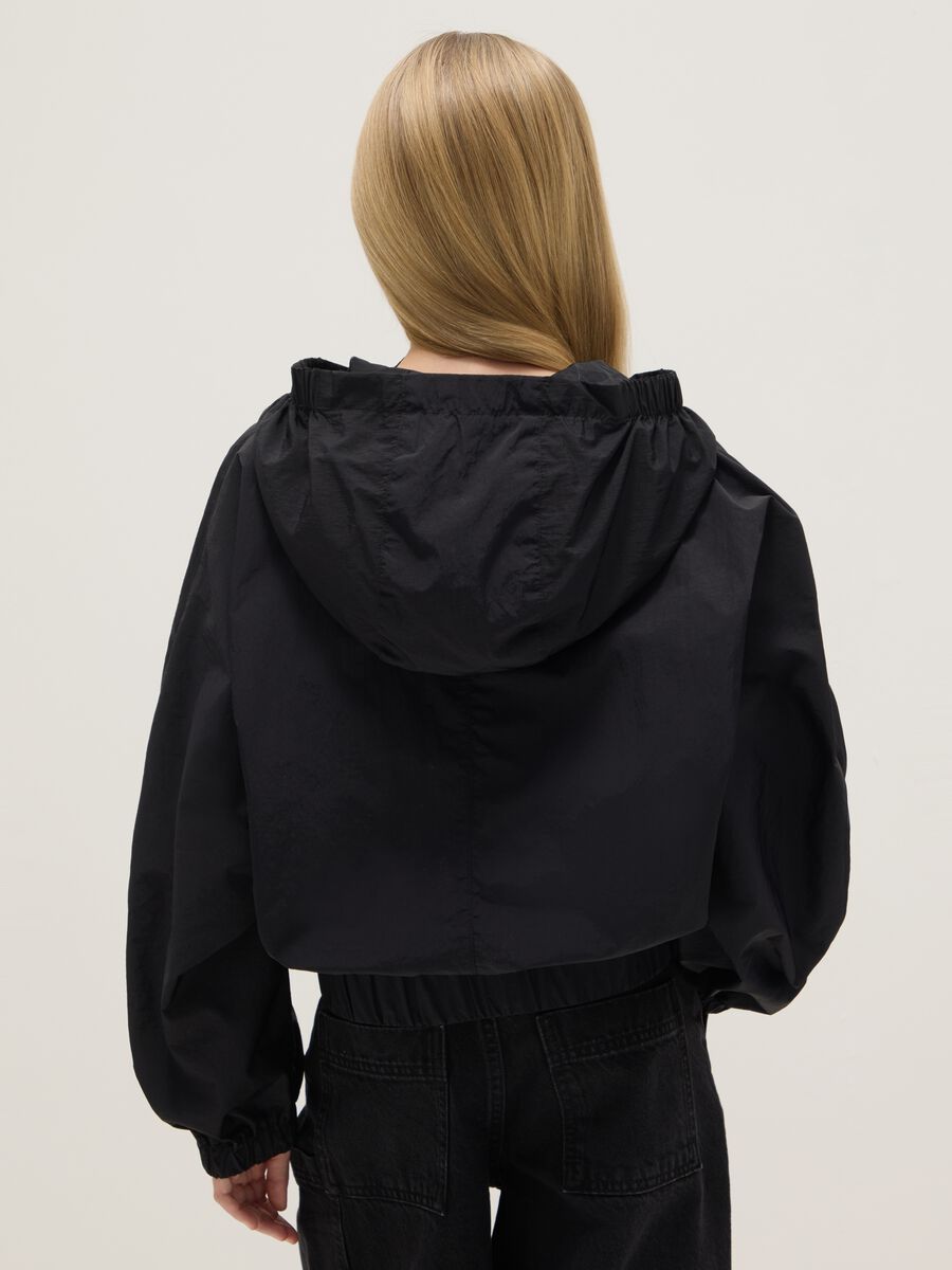 Girls' regular fit lightweight black jacket with zip and hood_1