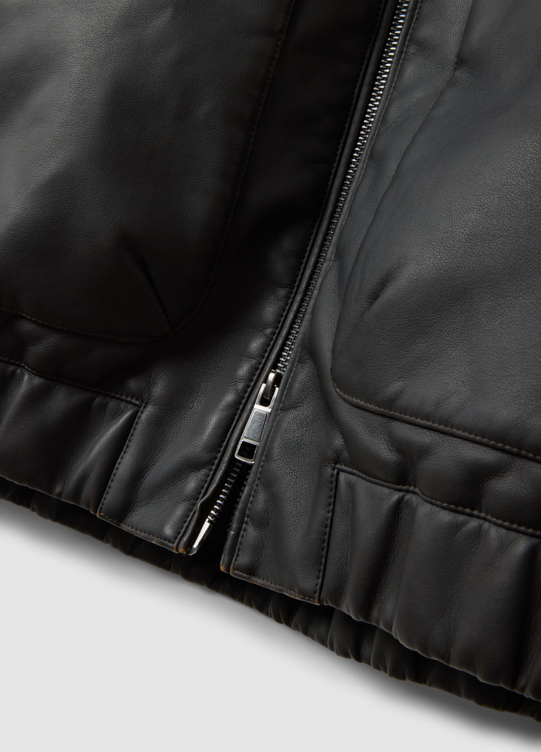 Casaco preto cropped com fecho e bolsos com pala, corte oversized