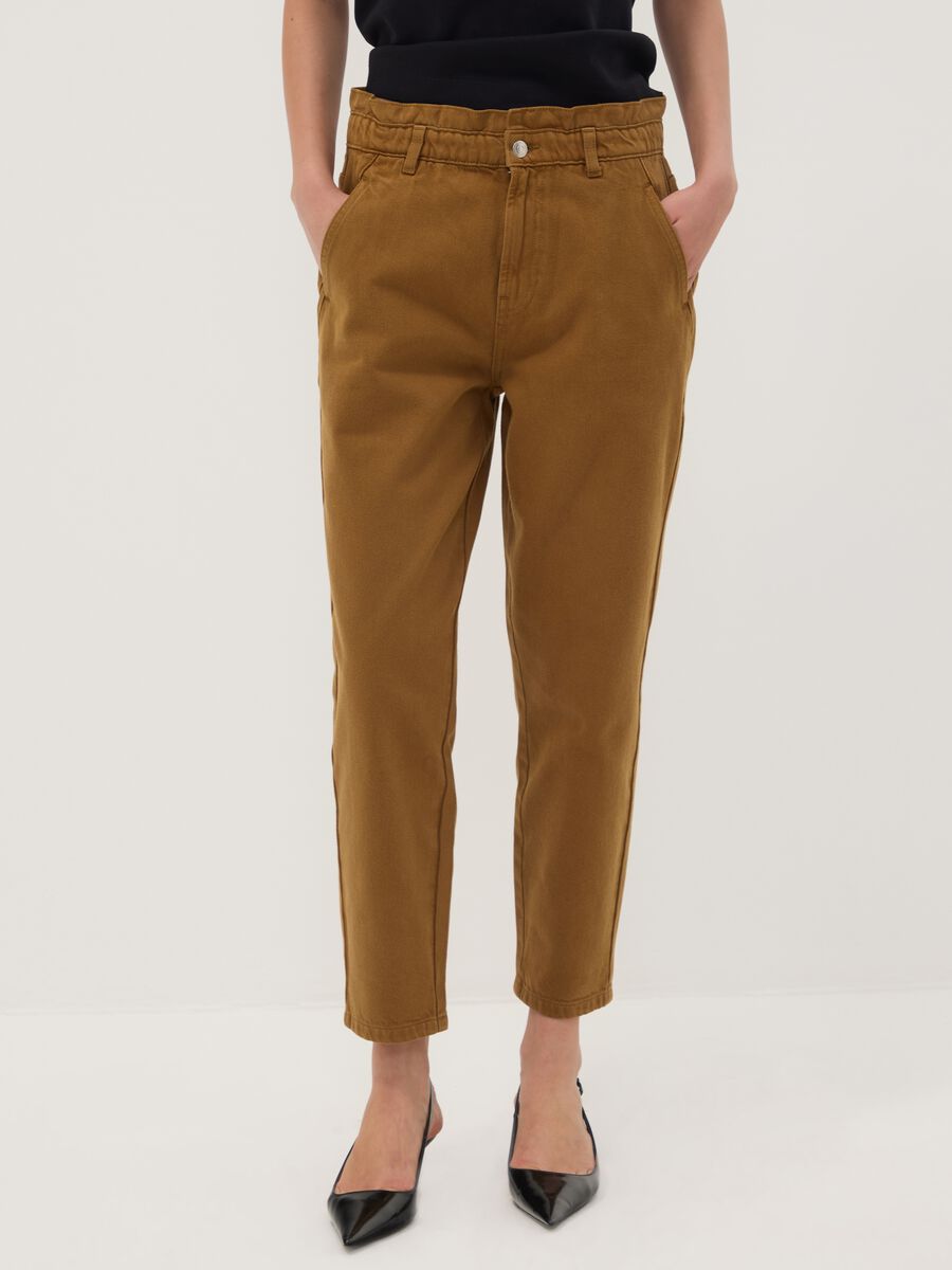 Baggy-Fit Denim-Jeans in Bronze-Braun aus reiner Baumwolle mit Paperbag-Bund_2