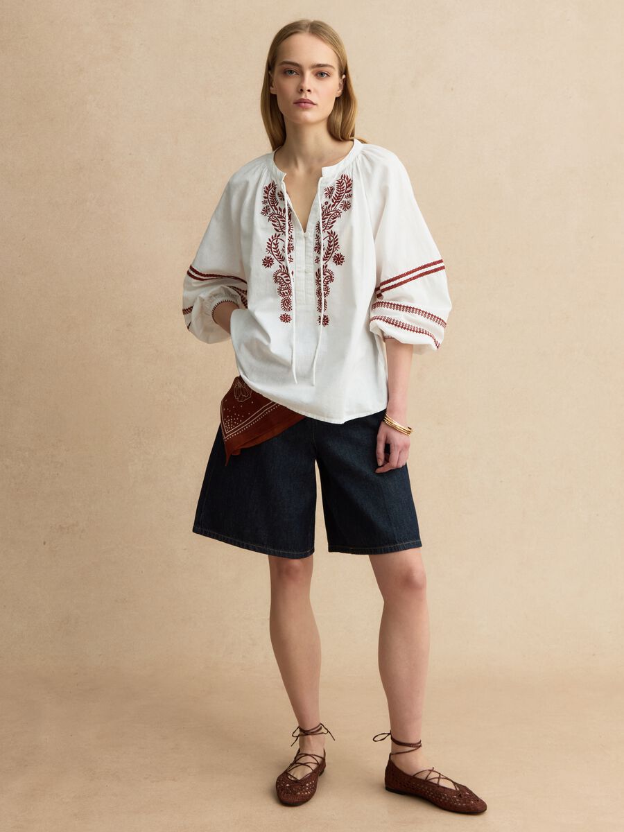 Wei&szlig;e Regular-Fit-Hemd aus Baumwoll-Leinen-Mischung mit Blumenstickerei_2