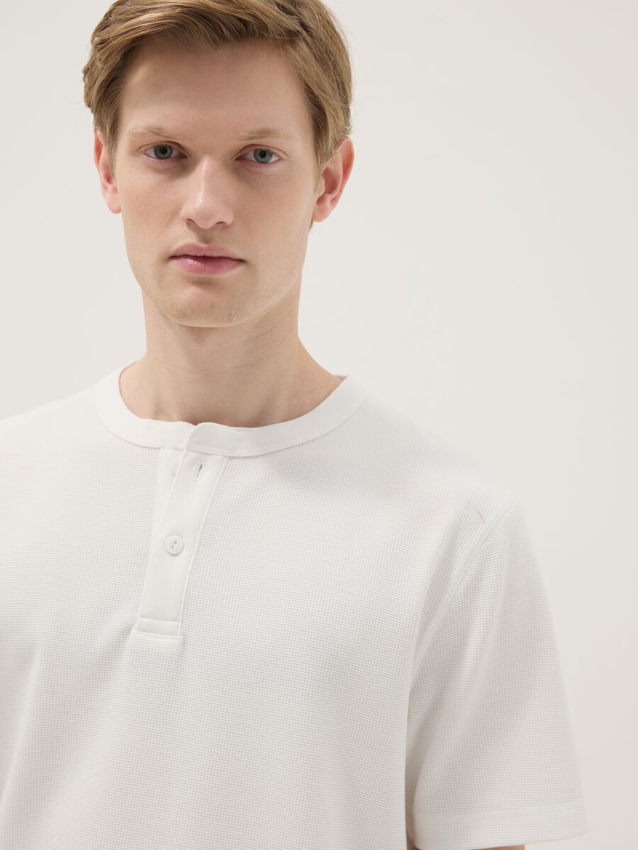 White short sleeve T-shirt regular fit with henley collar_3