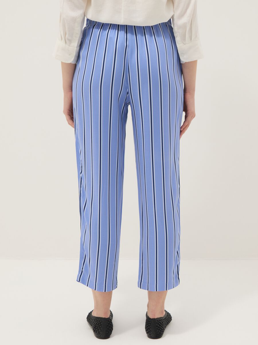 Jogginghose aus reiner Viskose mit mehrfarbigen Streifen, regul&auml;re Passform_2