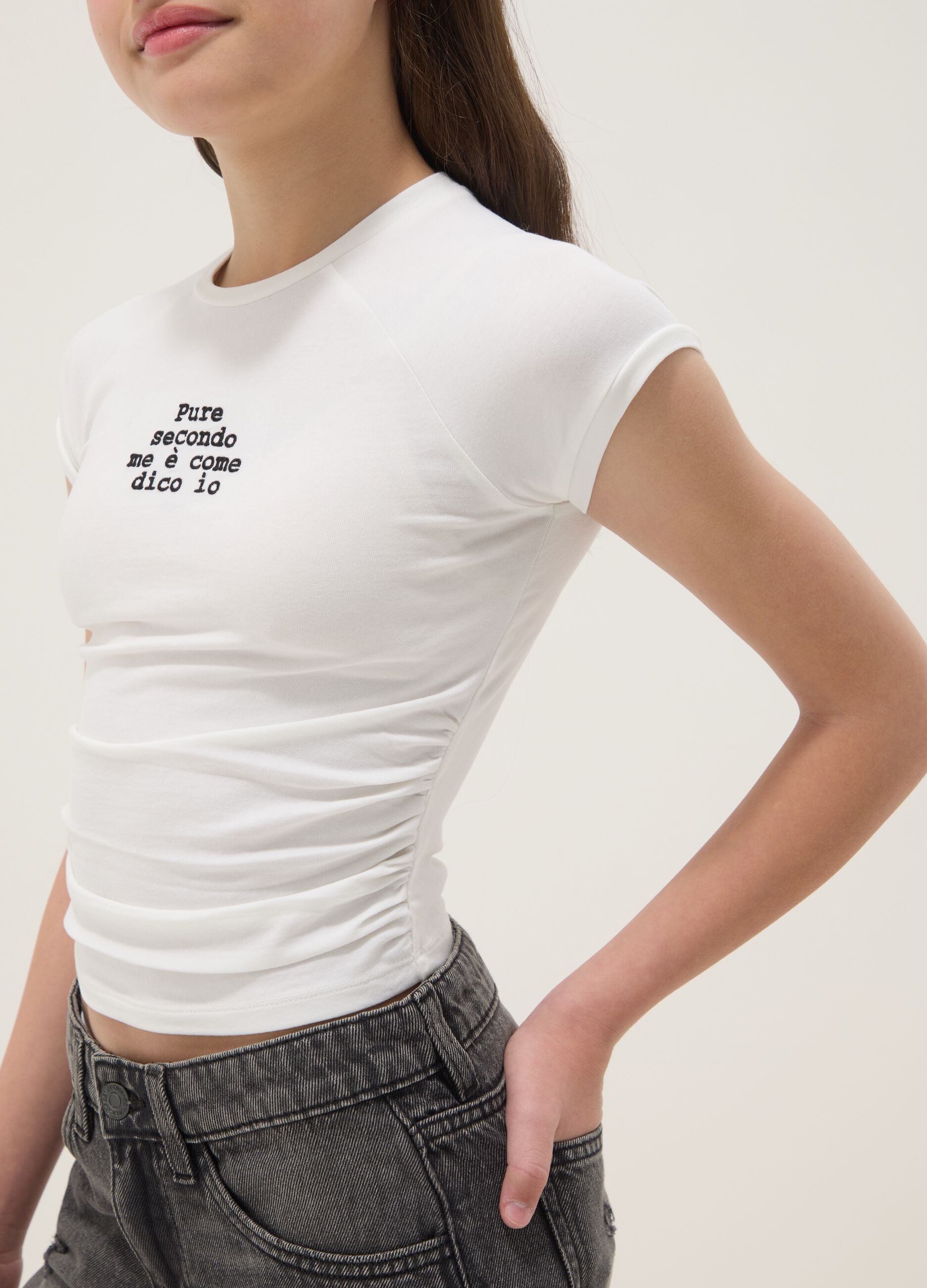 T-shirt branca slim fit de algod&atilde;o el&aacute;stico para meninas com frase