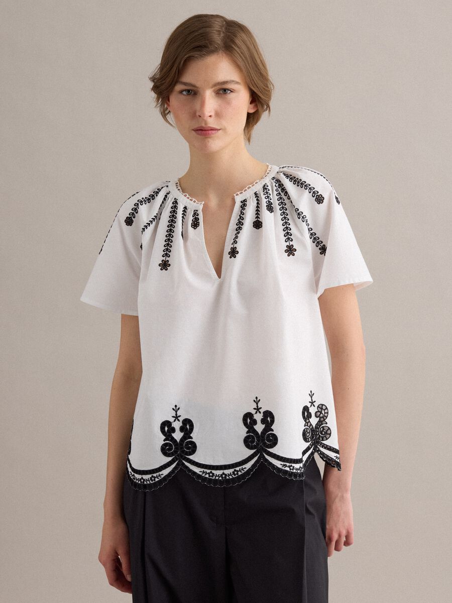 Camisa blanca de puro algod&oacute;n con bordados_1