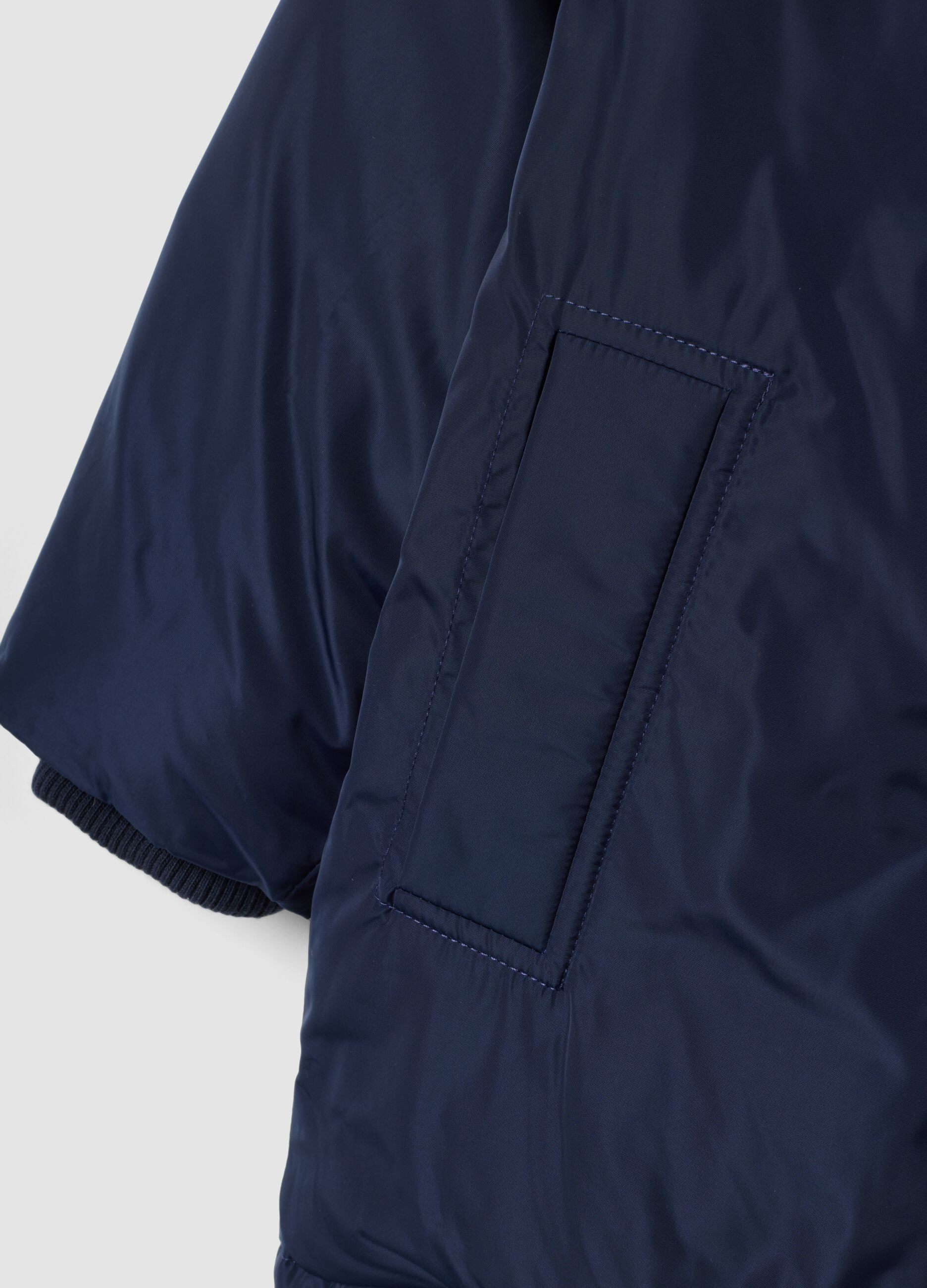 Navyblaue wattierte Jacke mit Kapuze