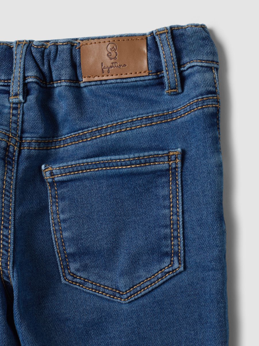 Blue stretch cotton jeans with varsity-style appliqu&eacute;s for baby boy_3