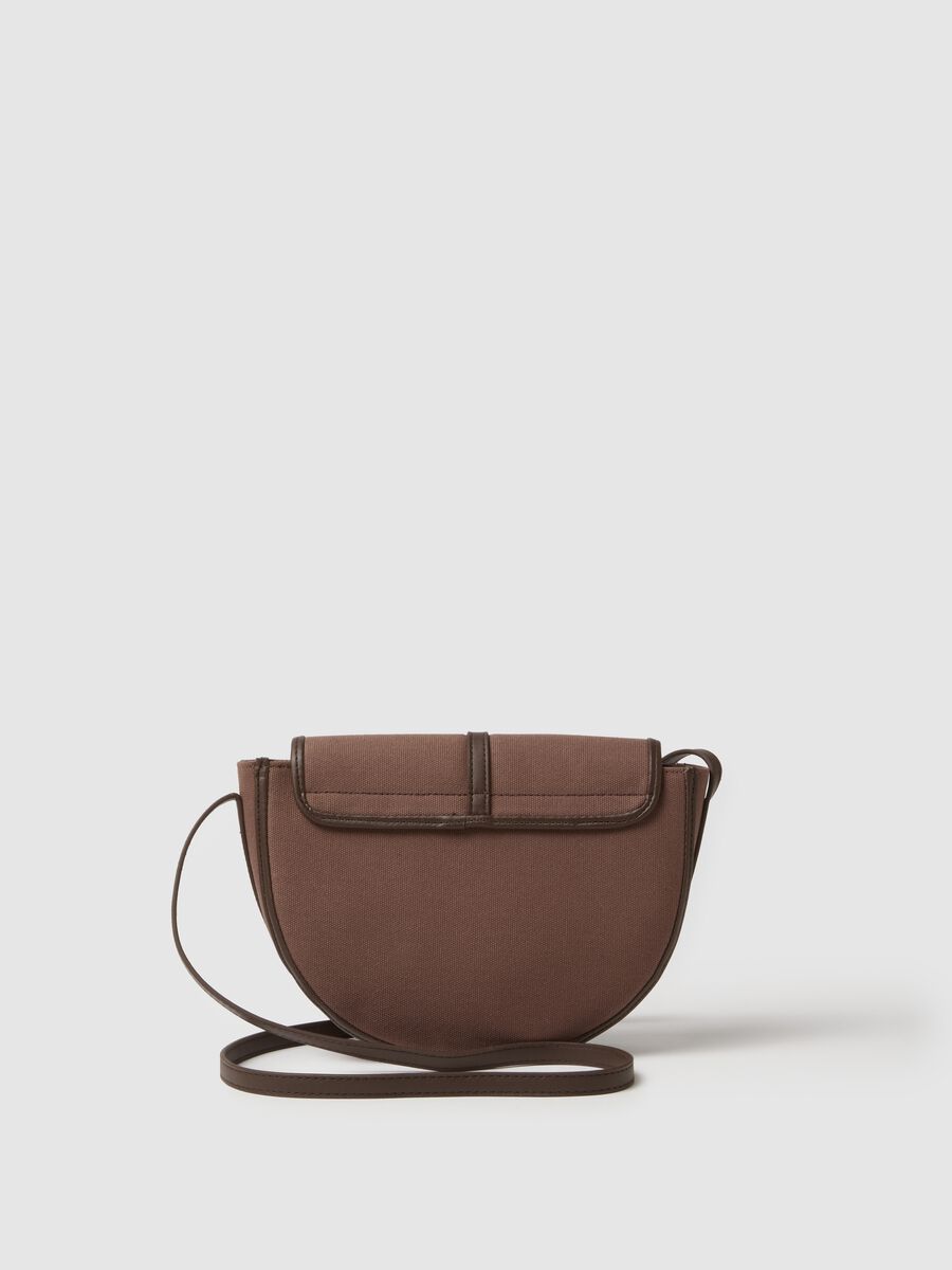 Bolso bandolera marr&oacute;n con hebilla dorada y correa ajustable_1