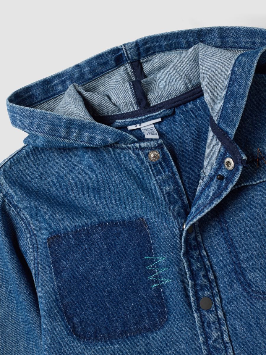 Blaue Denim-Shacket mit Kapuze aus Baumwoll- und Viskosemix f&uuml;r Jungen_3
