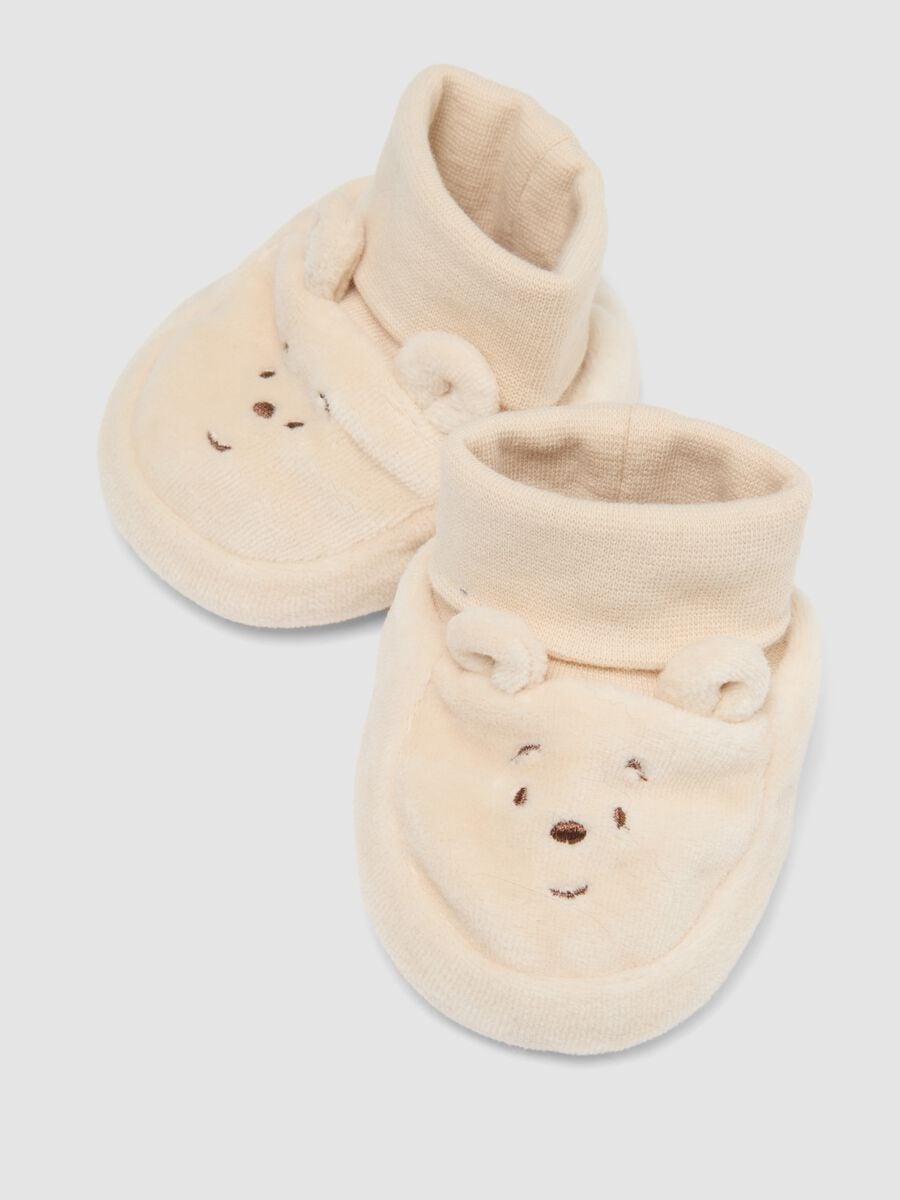 Set beige con gorrito y patucos en puro algod&oacute;n org&aacute;nico Winnie the Pooh_1
