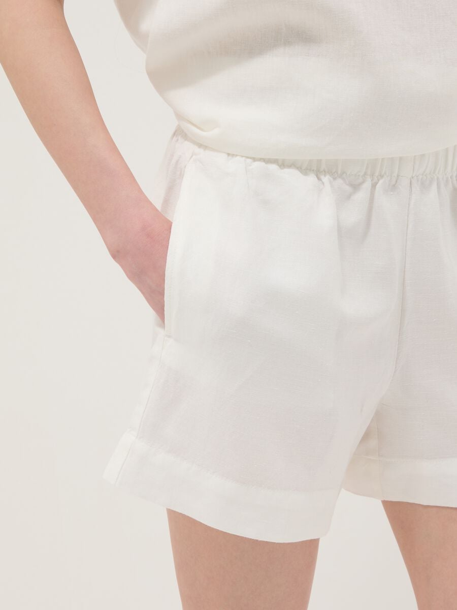 Short blanco de mezcla de lino y viscosa con cintura el&aacute;stica, corte regular_3