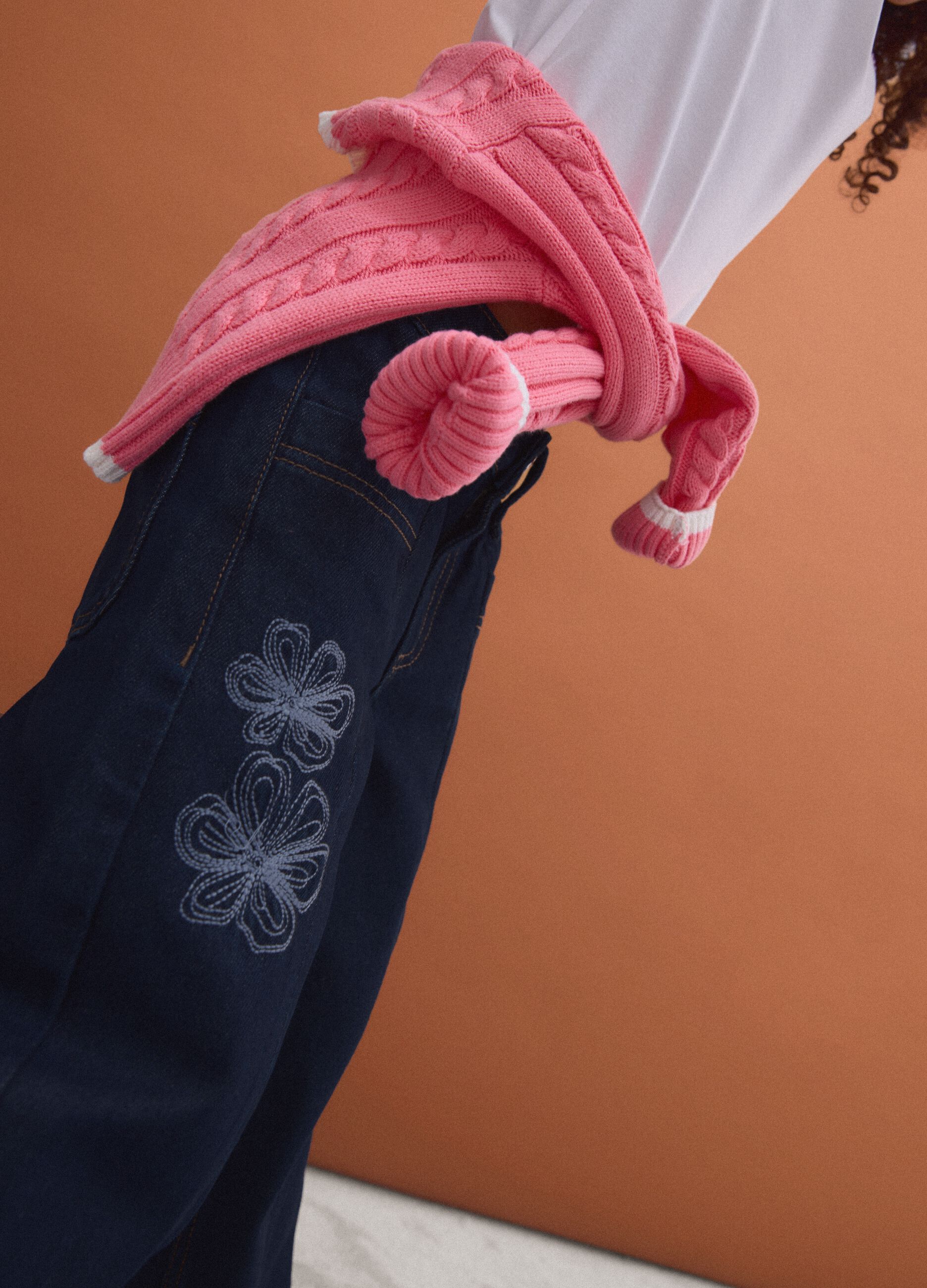 Jeans azuis de algod&atilde;o puro de corte direito com bordados florais para menina
