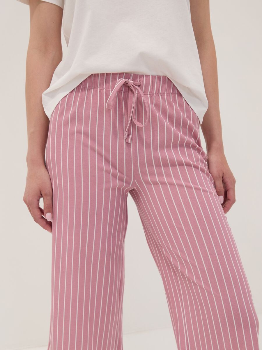 Pink and white organic cotton pyjamas with cropped trousers_3