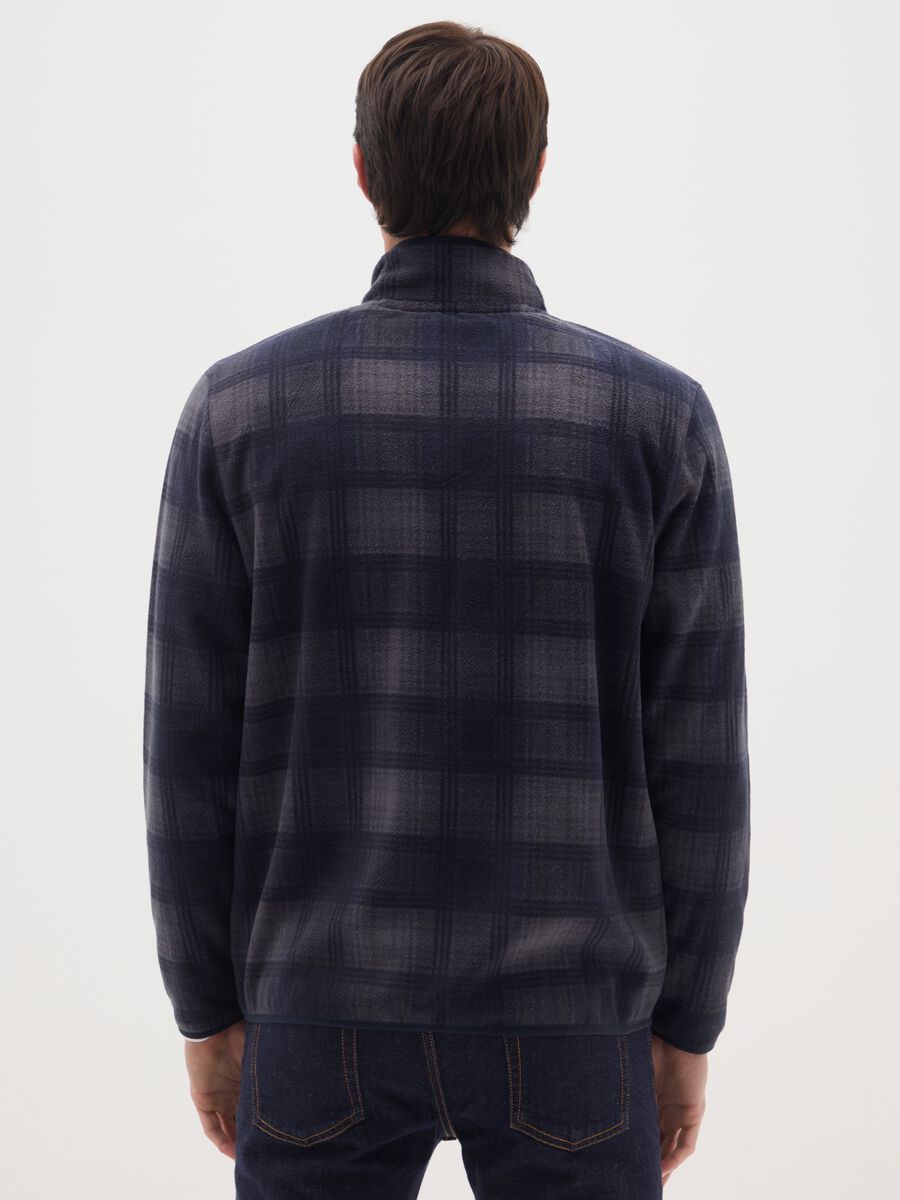 Blaue Wolljacke mit hoher Hals und Karo und Reißverschluss_2