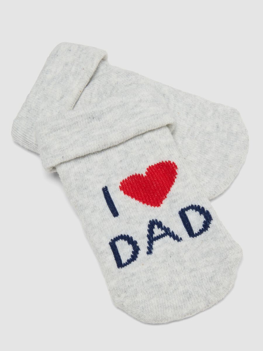 2-pack white and grey organic stretch cotton socks with lettering_1