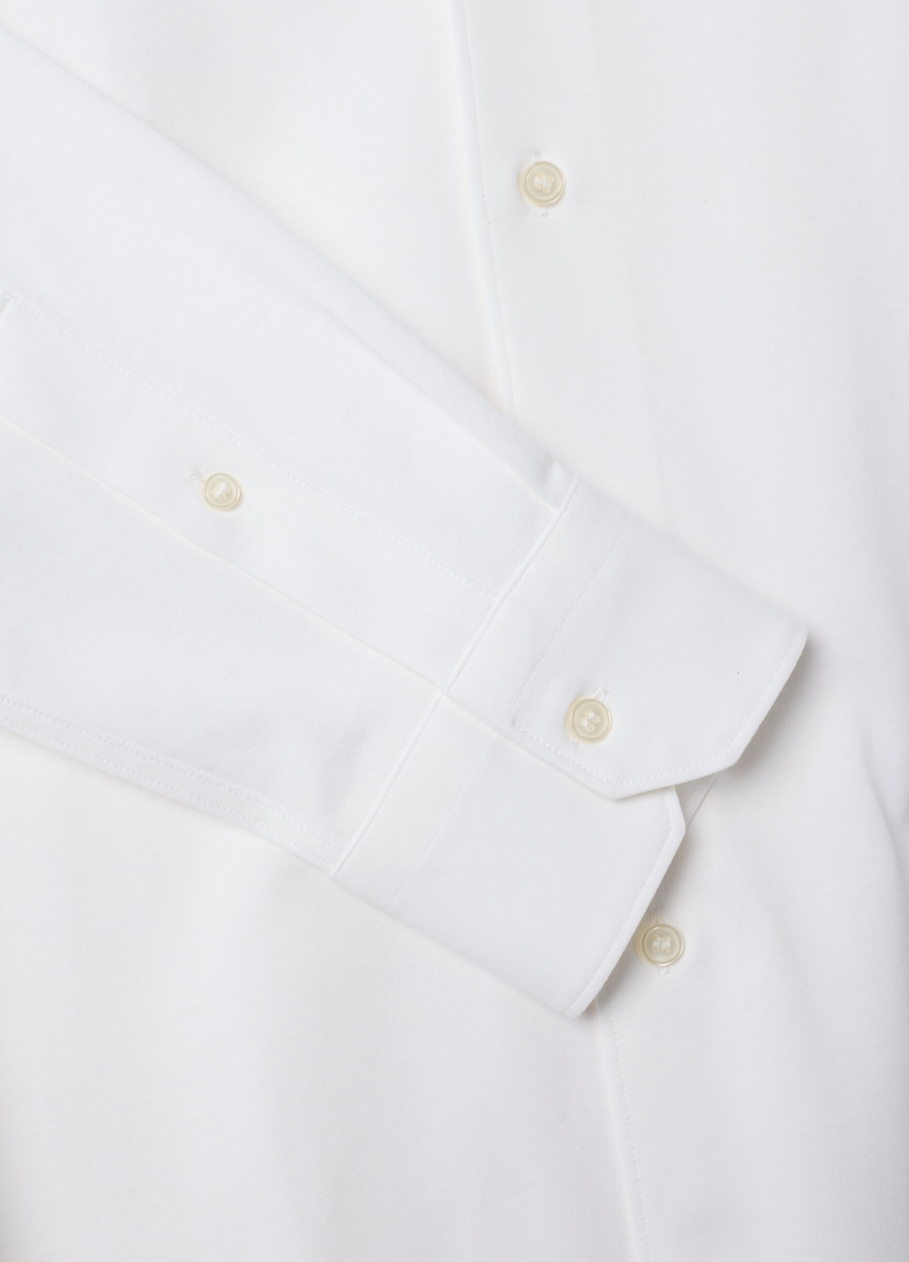 White pure cotton knitted shirt with classic collar, regular fit