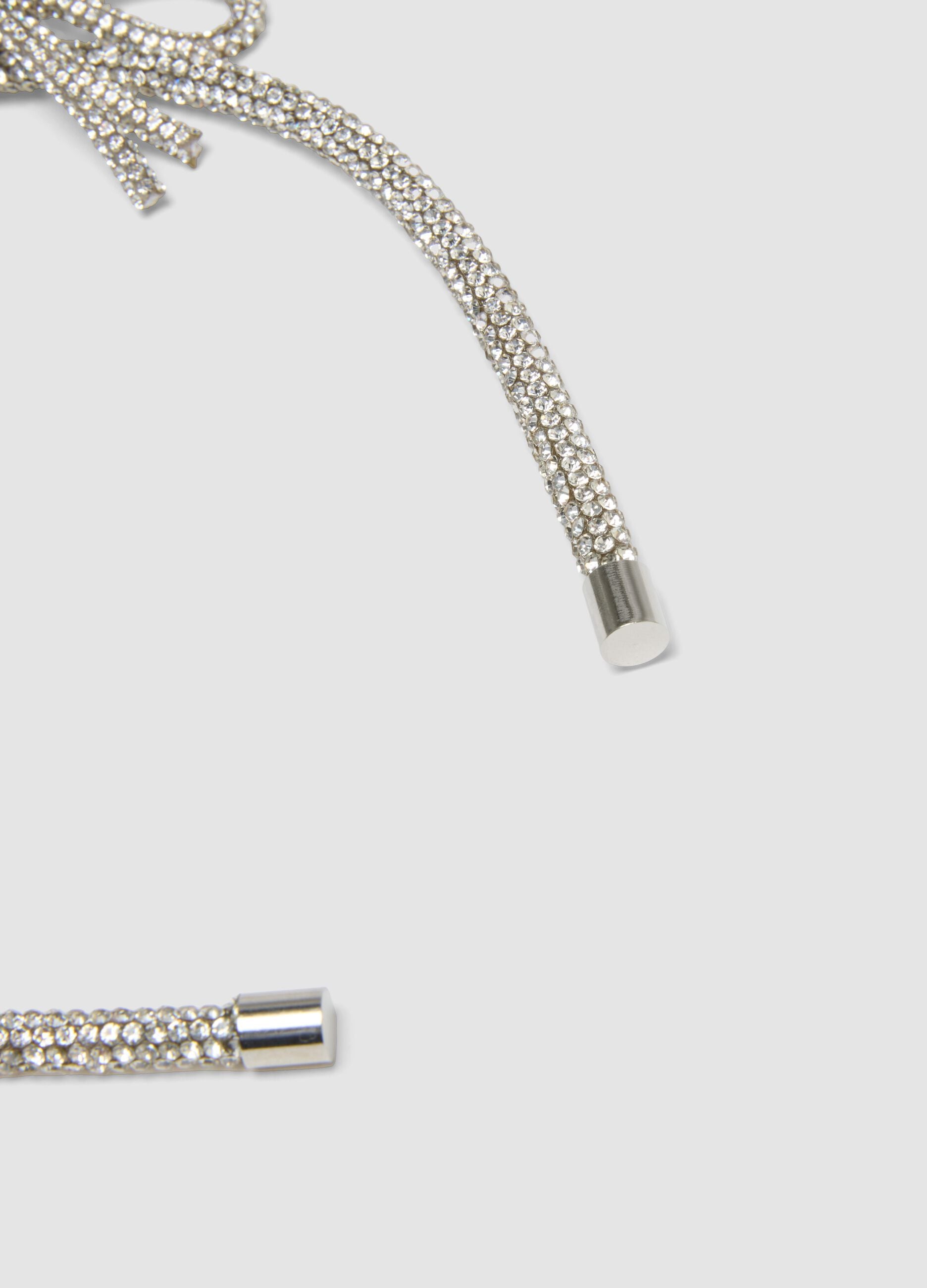 Bandolete cinzenta com strass e la&ccedil;o