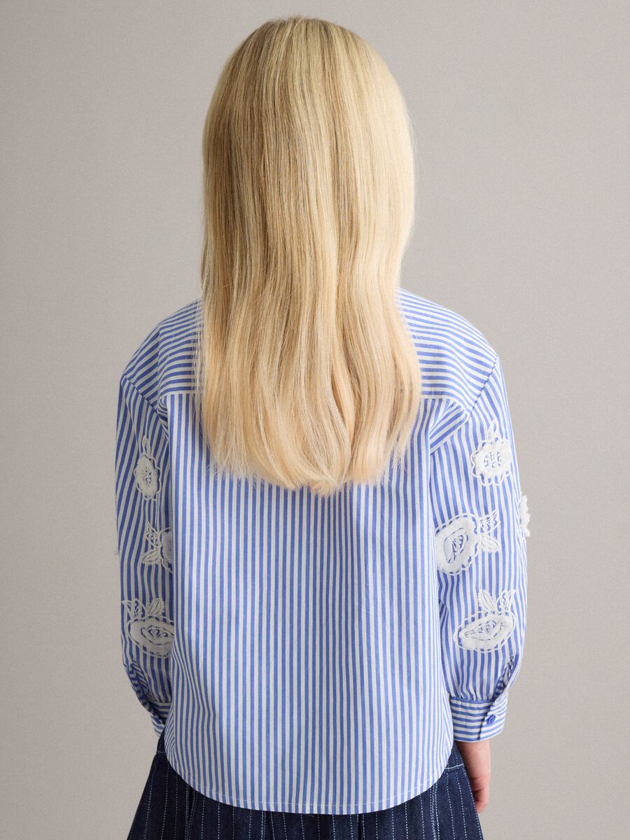 M&auml;dchenhemd aus reinem Baumwollstoff mit mehrfarbigen Streifen und Applikationen_1