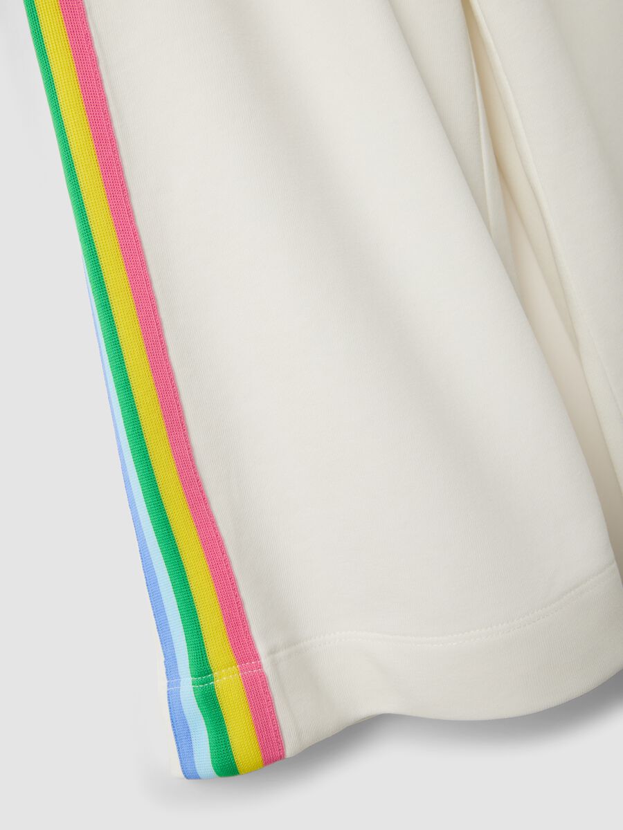 Pantaloni bianchi wide leg in misto cotone con profili arcobaleno_3