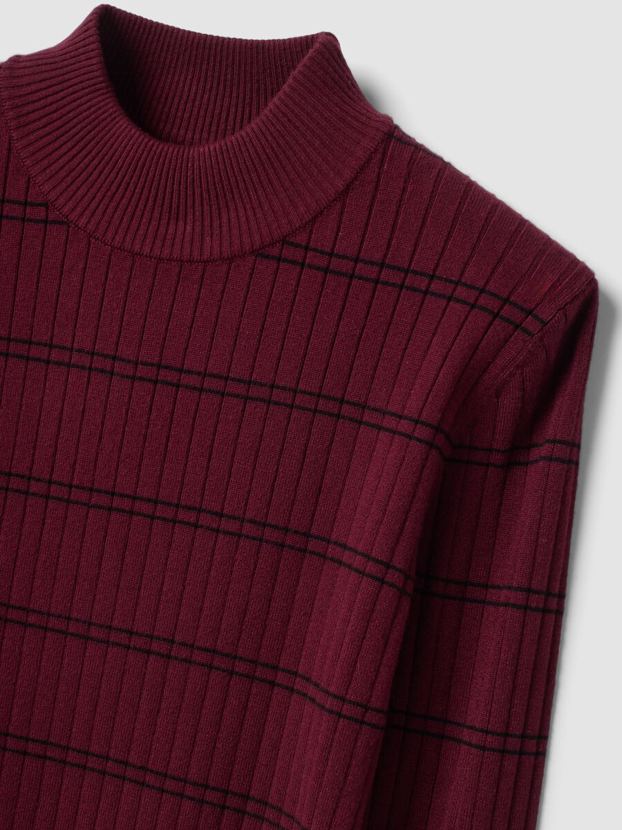 Dark red viscose-blend fitted jumper with funnel neck_5