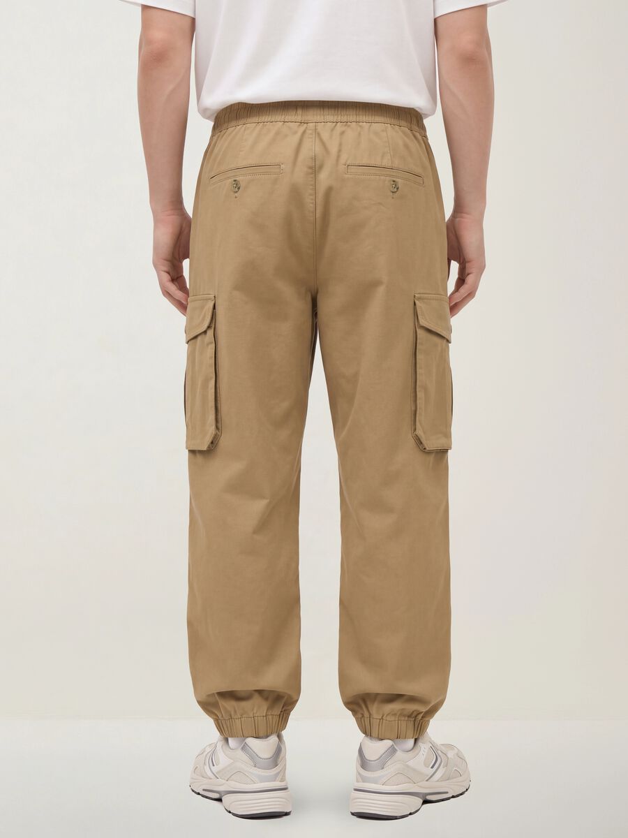 Pantaloni cargo marroni in cotone elasticizzato regular fit_4
