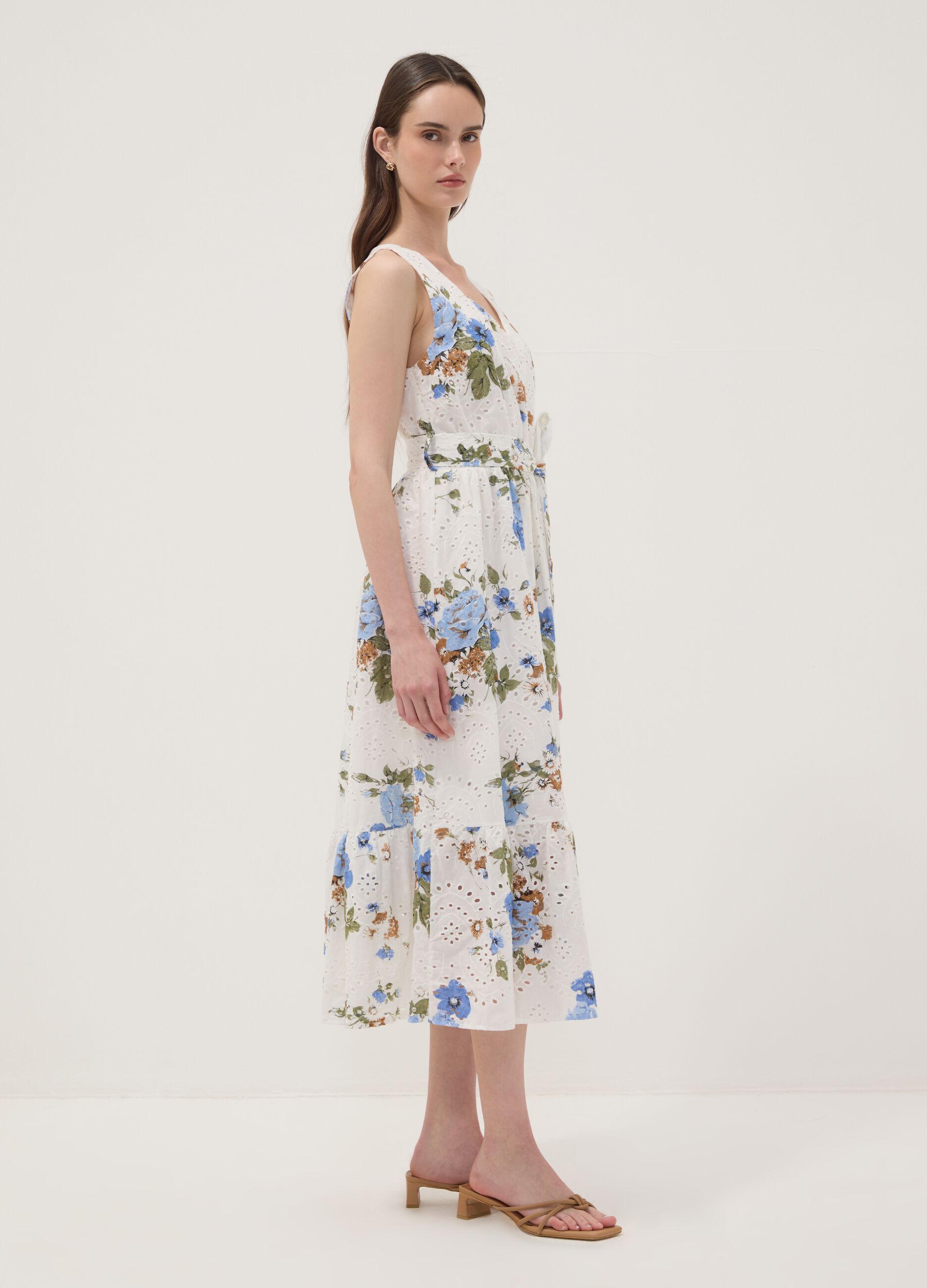Vestido branco em puro algod&atilde;o com estampado floral, corte regular