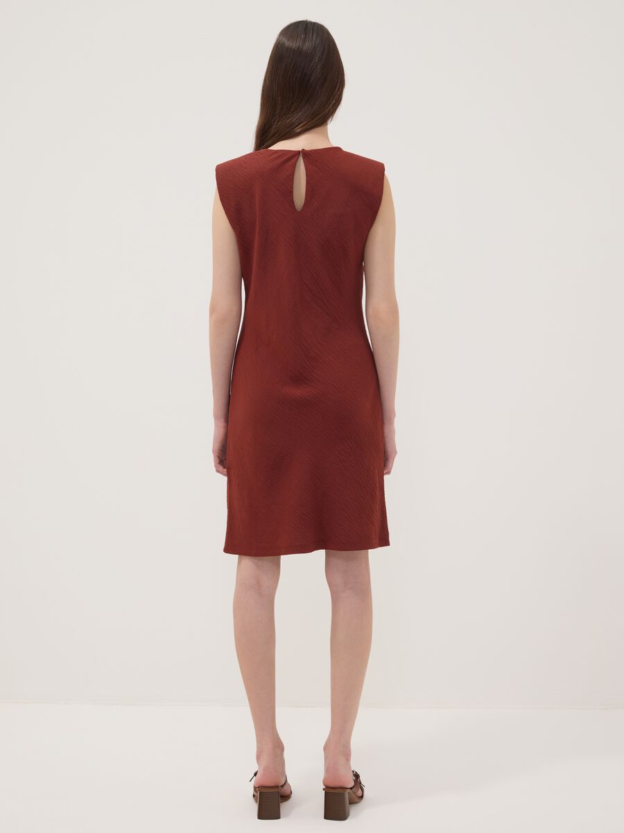 Vestido vermelho justo com detalhes franzidos_3