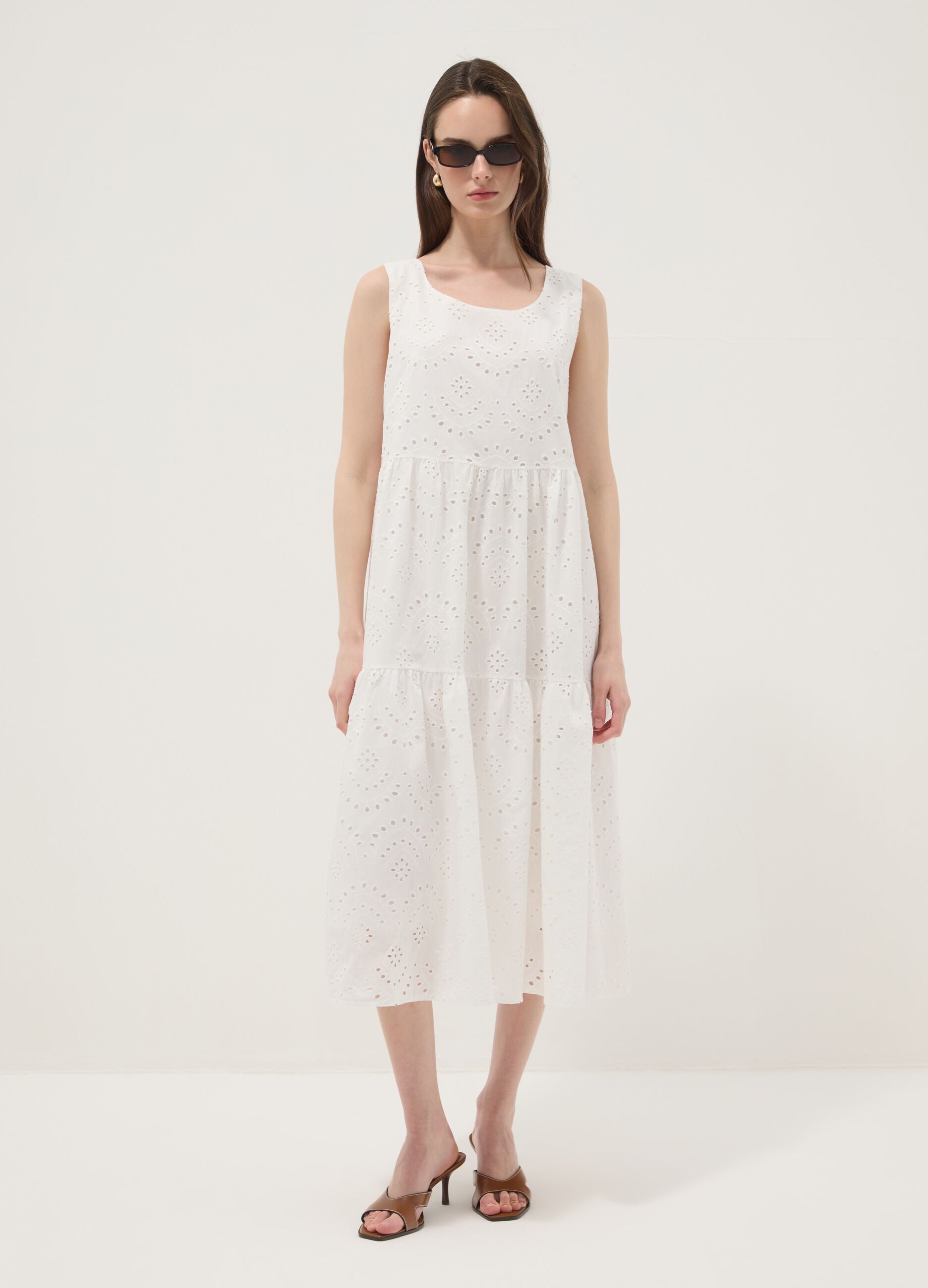 Vestido branco sem mangas em puro algod&atilde;o com bordado vazado, corte regular