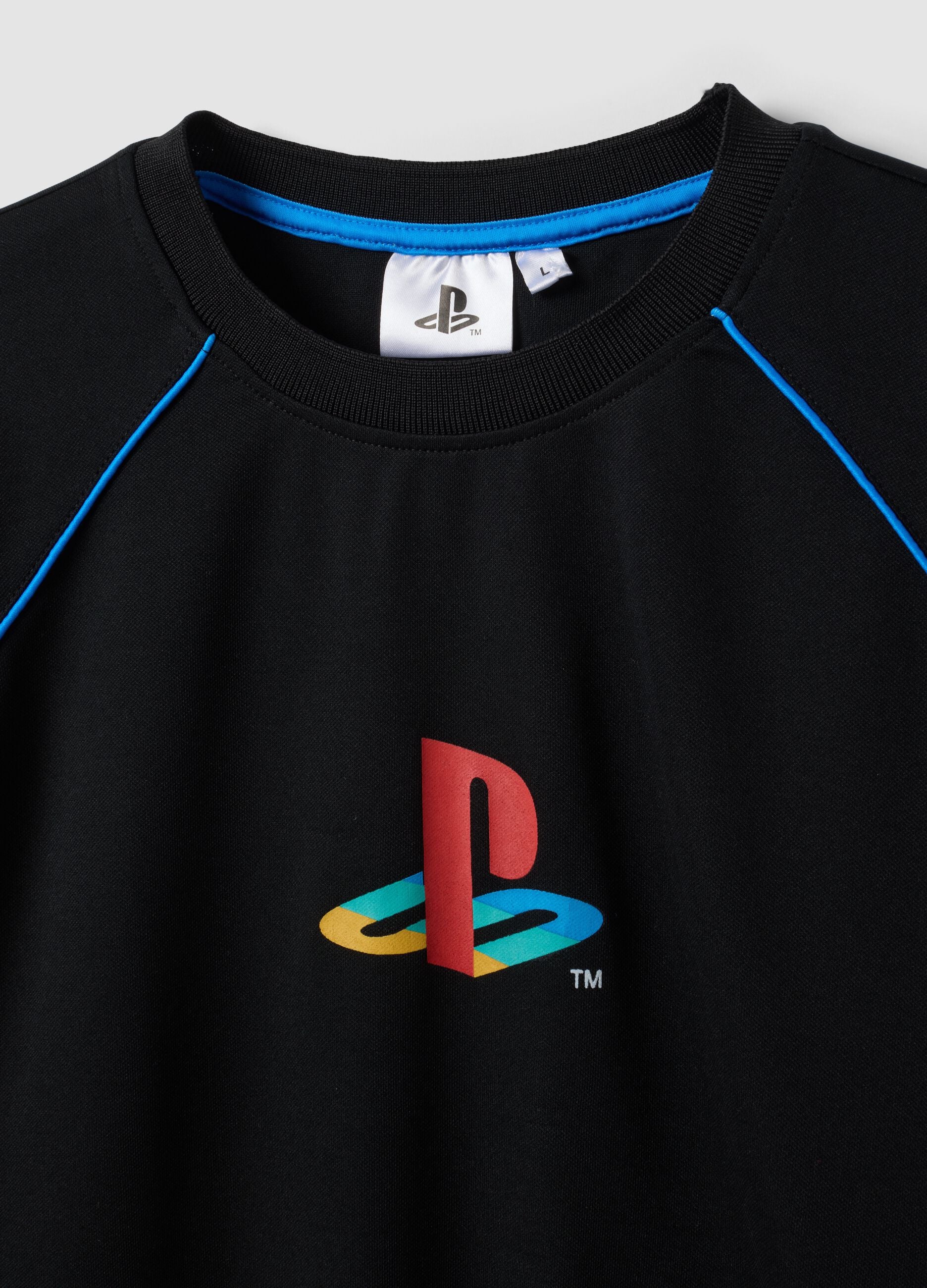 T-shirt preta PlayStation com log&oacute;tipo e debruns em contraste
