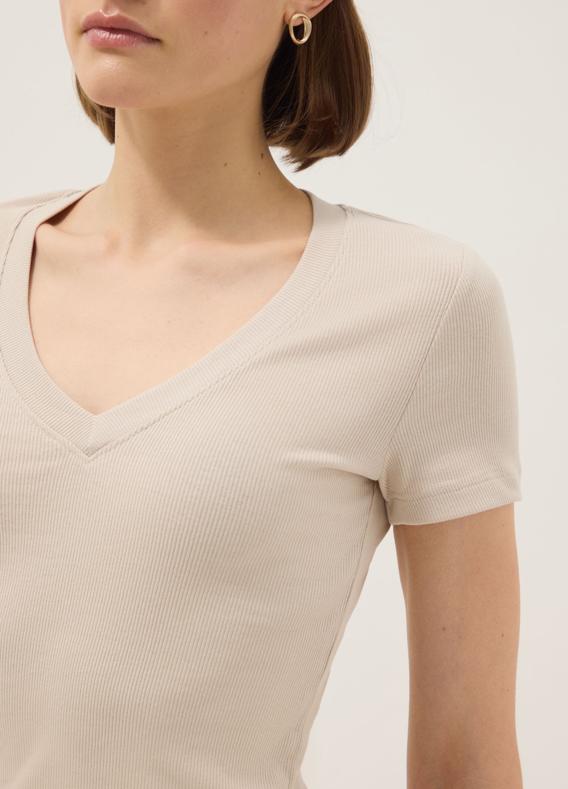T-shirt bege em algod&atilde;o el&aacute;stico ajuste regular com decote em V profundo